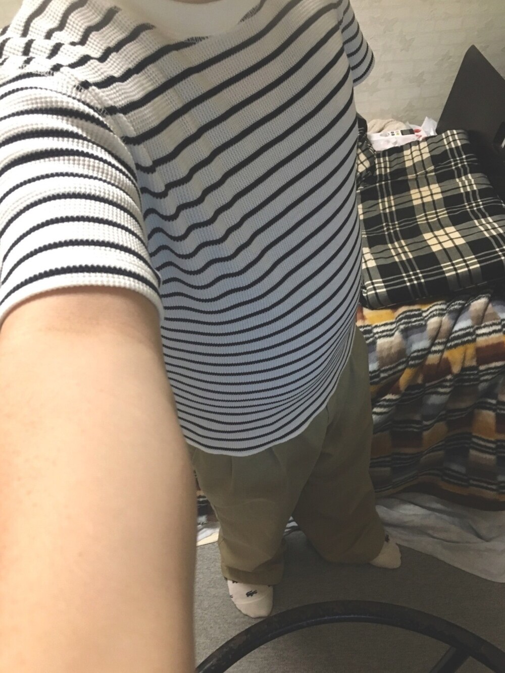 「シンプルコーデ、UNIQLO、ワッフルクルーネックＴ、ボーダー、ワイドパンツ、LACOSTE、アンクルソックス、ワニ柄、春コーデ、プチプラ」｜「UNIQLOのアイテム（Tシャツ/カットソー、ホワイト系）」を使った、りゅうたさん（メンズ・160cm）の春コーディネートの1枚目の写真