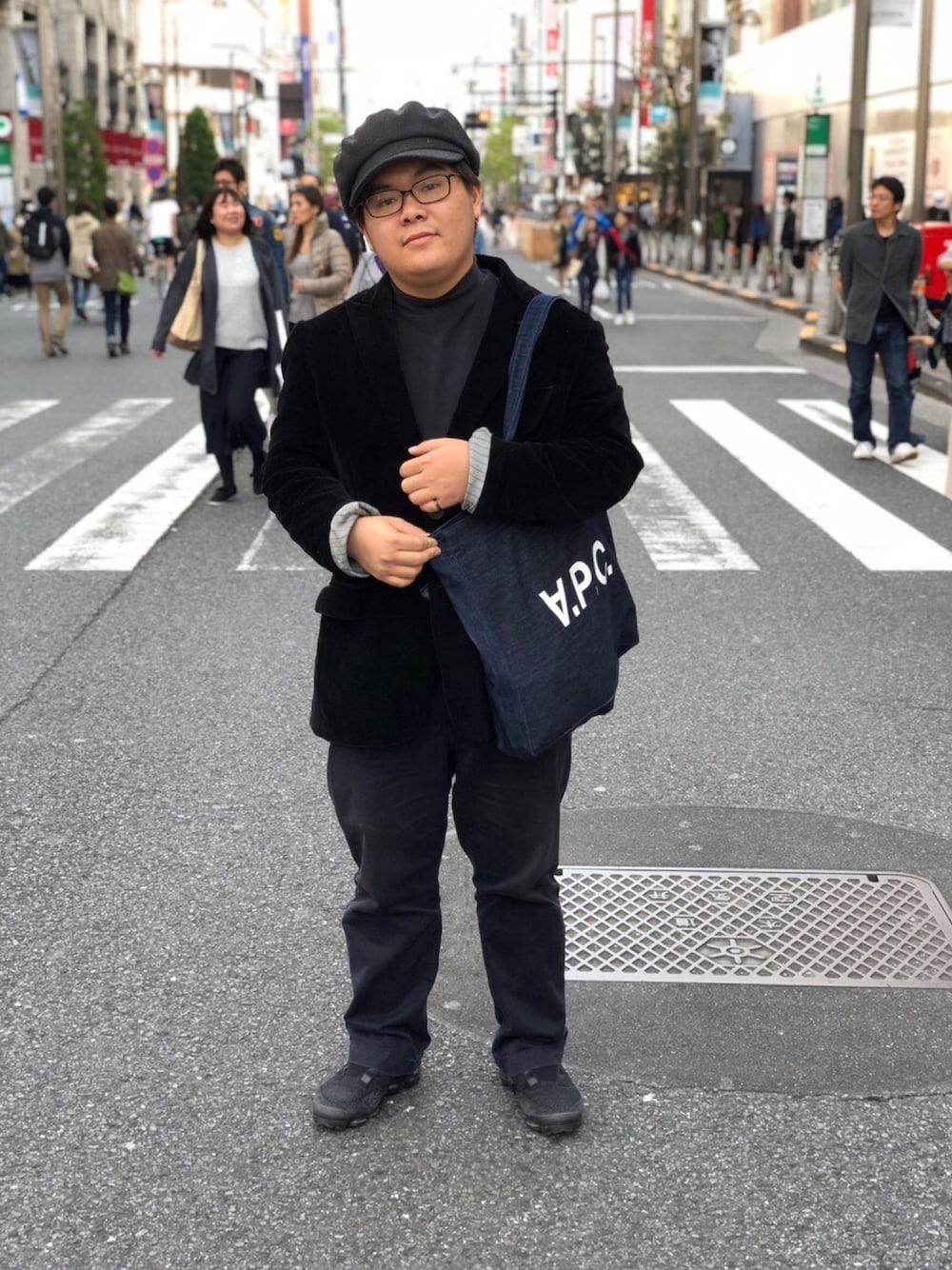 「3年前、UNIQLO、タートルネックカットソー、ベロアジャケット、SENSE OF PLACE by URBAN RESEAR、キャスケット、COMME des GARCONS HOMME PLUS、NIKE、vapormax」｜「A.P.C.のアイテム（トートバッグ、ブルー系）」を使った、りゅうたさん（メンズ・160cm）の春コーディネートの1枚目の写真