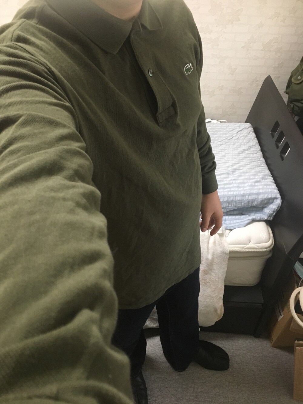 「LACOSTE、長袖ポロシャツ、カーキ、Levi's、フレアデニム、517、フレアパンツ、Maison Martin Margiela、バブーシュ」｜「LACOSTEのアイテム（ポロシャツ、グリーン系）」を使った、りゅうたさん（メンズ・160cm）の夏コーディネートの1枚目の写真