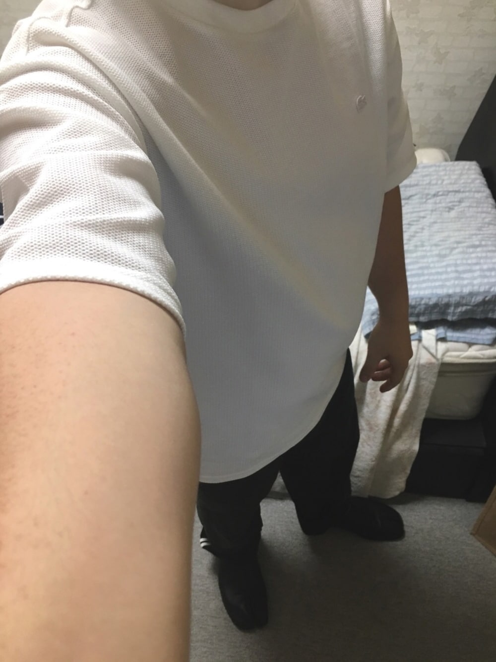 「united arrows、LACOSTE、別注、ビッグシルエット、白Tシャツ、コーデュロイパンツ、ホワイト×グリーン、Maison Martin Margiela、バブーシュ」｜「LACOSTEのアイテム（Tシャツ/カットソー、ホワイト系）」を使った、りゅうたさん（メンズ・160cm）の夏コーディネートの1枚目の写真