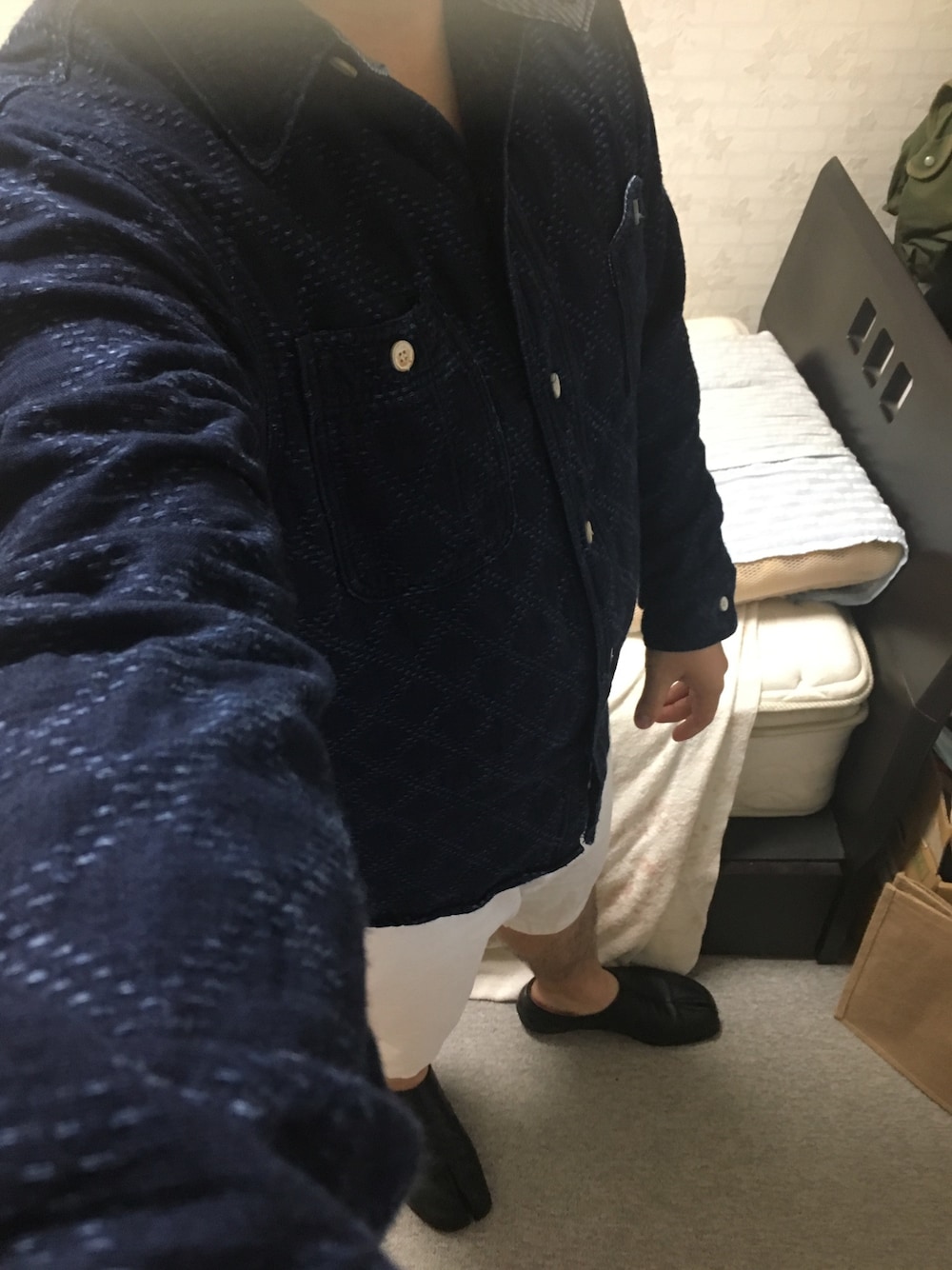 ブルー系のシャツ/ブラウス、ホワイト系のその他パンツ、ブラック系のその他シューズを着用したメンズの夏コーディネートの1枚目の写真