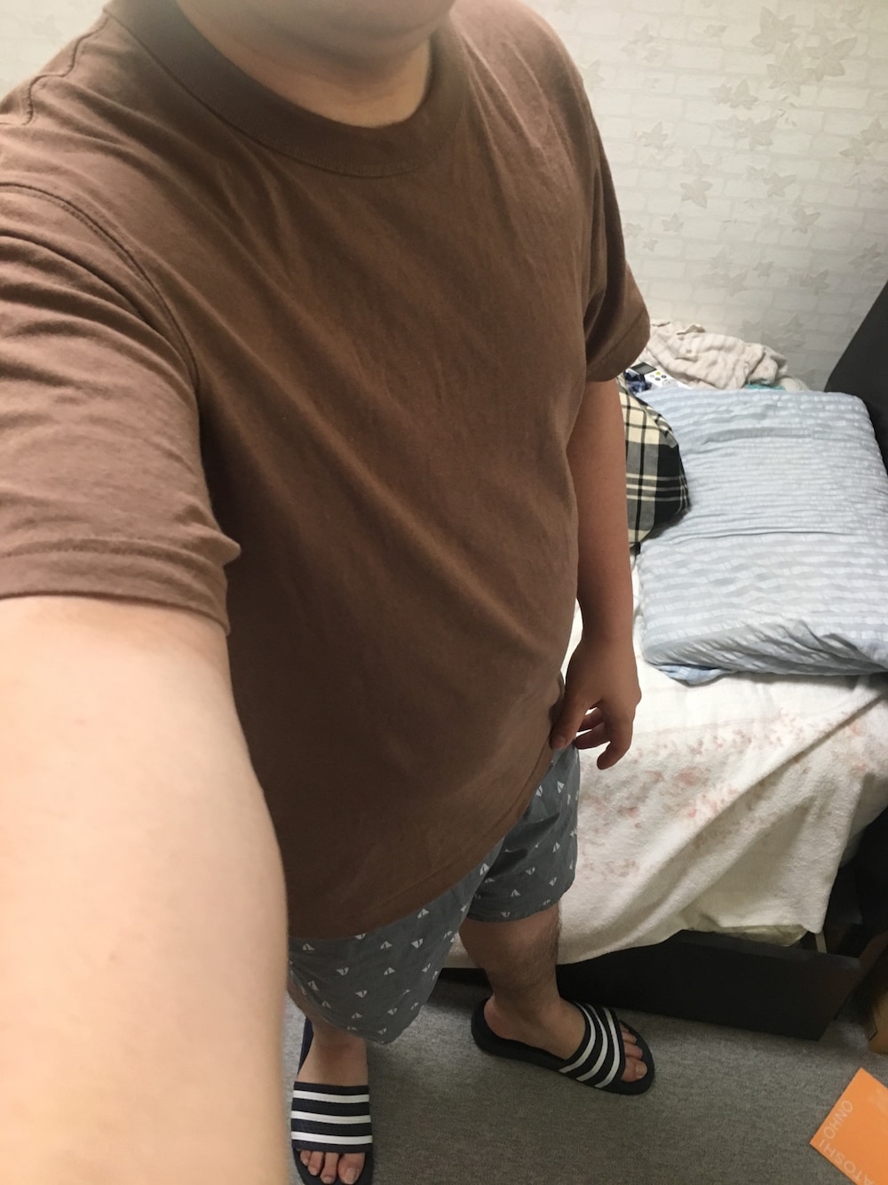 「夏だ！Tシャツ着よう！、UNIQLO U、HELLY HANSEN、ヨット柄、ハーフパンツ、adidas originals、アディレッタ、スポーツサンダル、ブラウン×グレー」｜「UNIQLOのアイテム（Tシャツ/カットソー、ブラウン系）」を使った、りゅうたさん（メンズ・160cm）の夏コーディネートの1枚目の写真