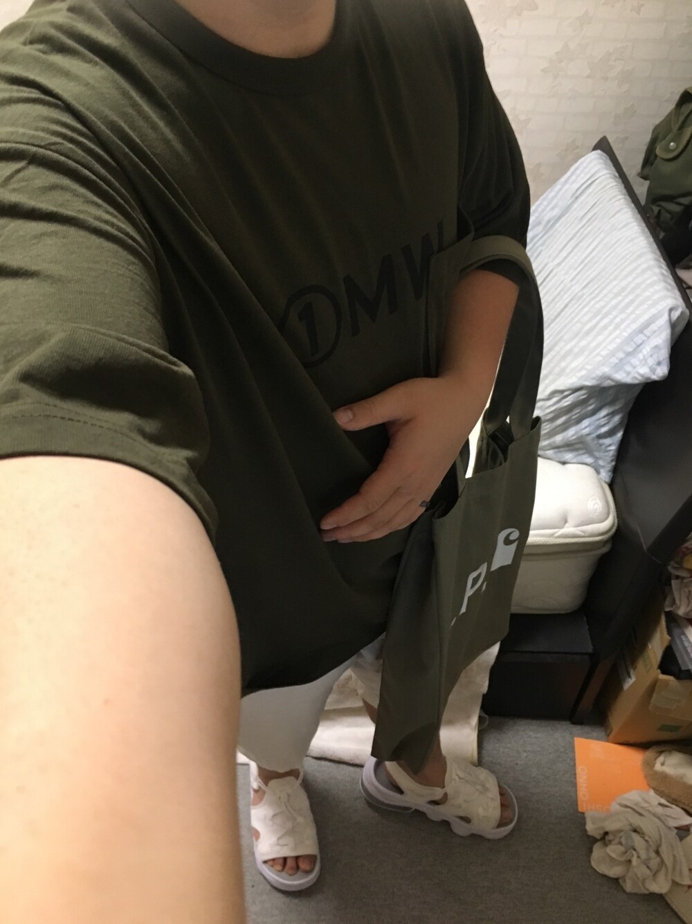 グリーン系のTシャツ/カットソー、ホワイト系のその他パンツ、ホワイト系のサンダルを着用したメンズの夏コーディネートの1枚目の写真