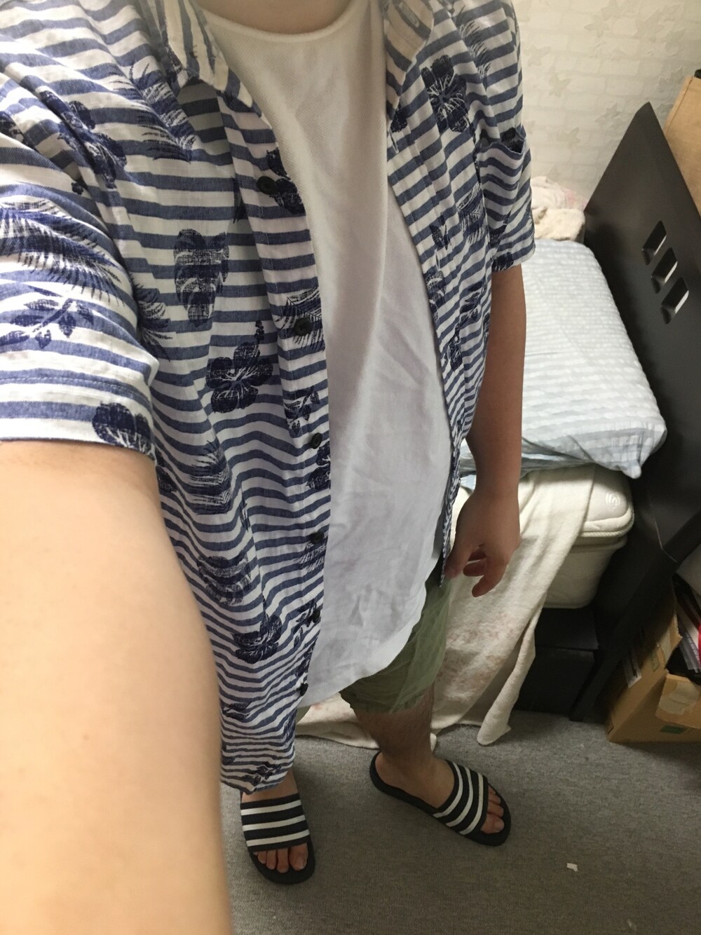 ホワイト系のTシャツ/カットソー、ブルー系のシャツ/ブラウス、グリーン系のその他パンツを着用したメンズの夏コーディネートの1枚目の写真