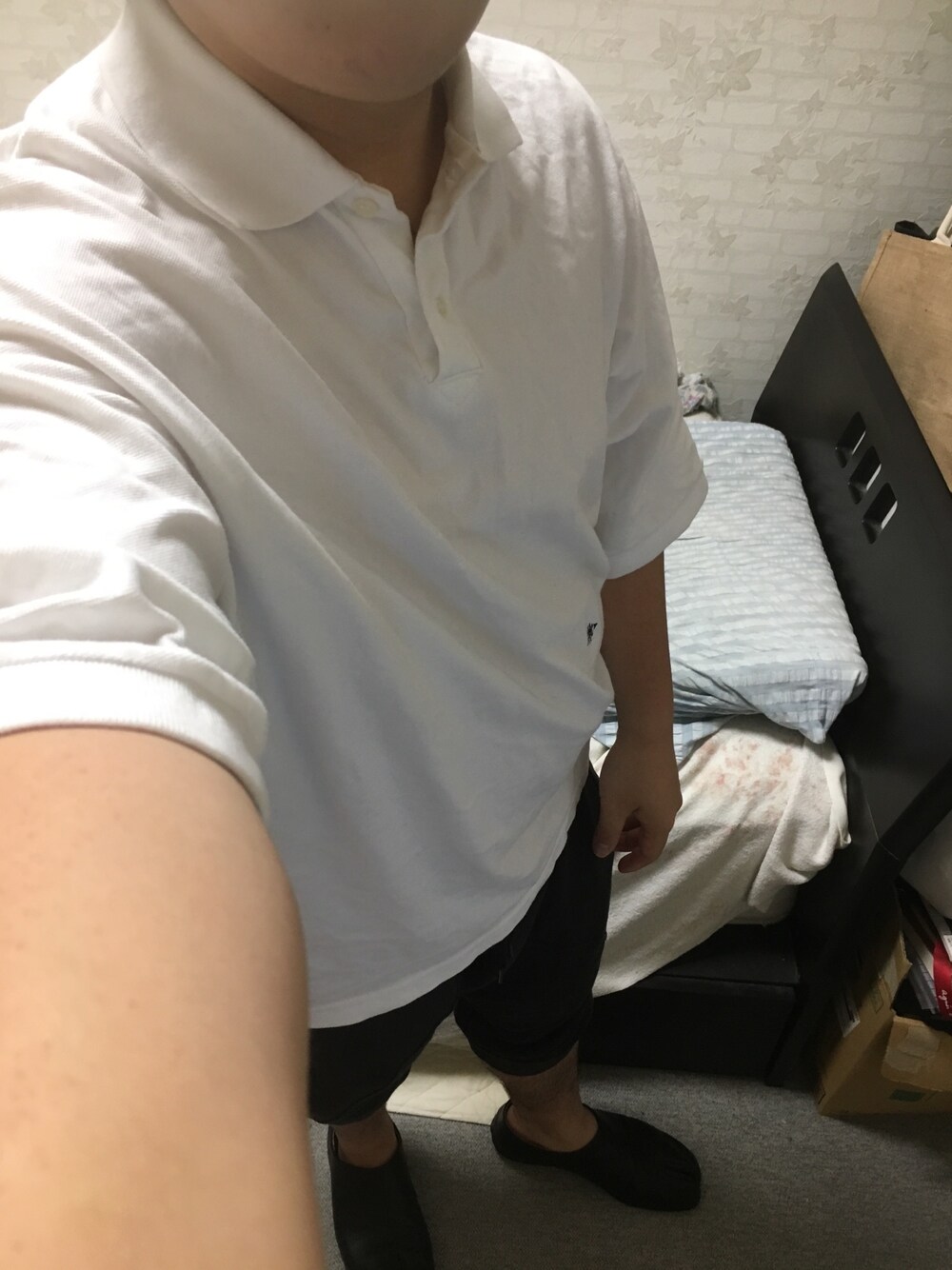 「リラックススタイル、HELLY HANSEN、ビッグシルエット、ポロシャツ、H&M divided、サルエルパンツ、スウェットパンツ、Maison Martin Margiela、バブーシュ、モノトーンコーデ」｜「HELLY HANSENのアイテム（ポロシャツ、ホワイト系）」を使った、りゅうたさん（メンズ・160cm）の夏コーディネートの1枚目の写真