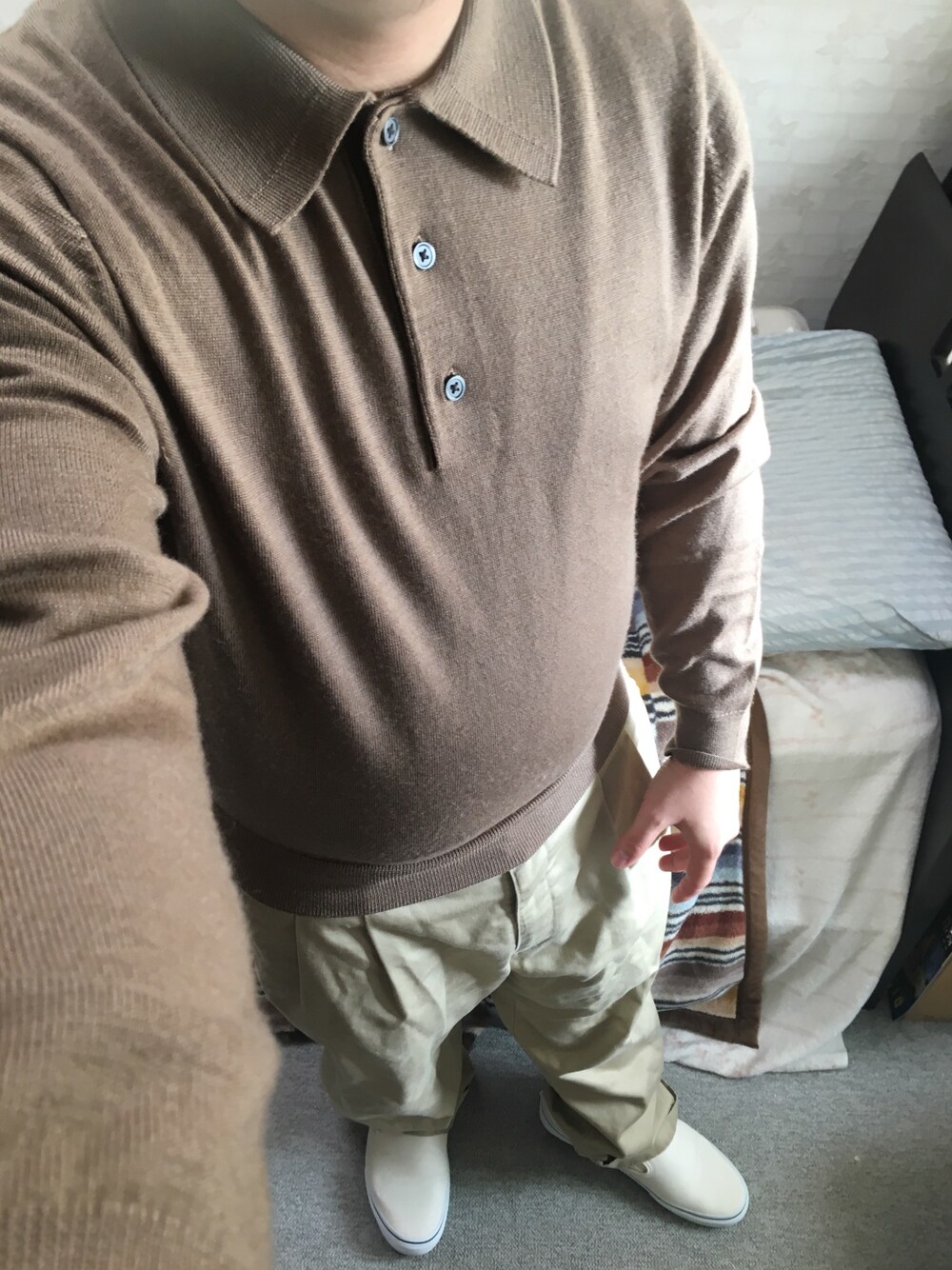 「休日スタイル、UNIQLO U、ニットポロ、UNIQLO、ワイドパンツ、VANS、スリッポン、秋冬コーデ、秋のカフェオレコーデ、プチプラ」｜「UNIQLOのアイテム（ニット/セーター、ブラウン系）」を使った、りゅうたさん（メンズ・160cm）の秋コーディネートの1枚目の写真