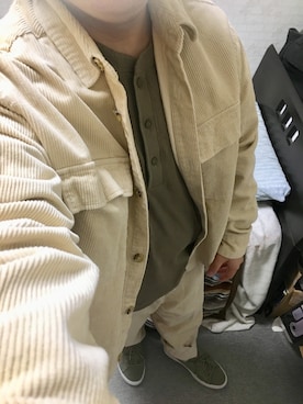 「カーキ×ホワイト」｜「アイテム（Tシャツ/カットソー）」を使った、りゅうたさん（メンズ・158cm）の秋コーディネート