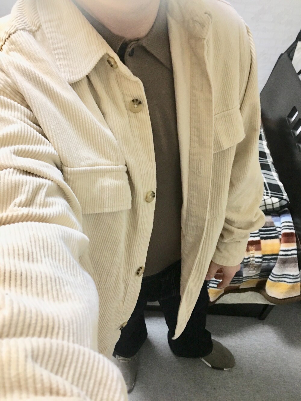 「秋のカフェオレコーデ、UNIQLO U、ニットポロ、コーデュロイ、CPOジャケット、タックイン、Levi's、フレアパンツ、New Balance、スニーカー」｜「UNIQLOのアイテム（ニット/セーター、ブラウン系）」を使った、りゅうたさん（メンズ・158cm）の秋コーディネートの1枚目の写真