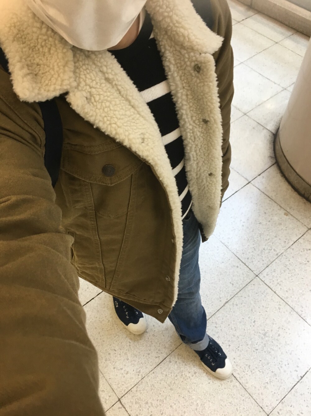 「秋冬コーデ、Levi's、ボアジャケット、LACOSTE、ボーダー、ワッフル、タックイン、ガチャベルト、デニムパンツ、スニーカー」｜「LACOSTEの【LACOSTE / ラコステ】ワッフルボーダー ロングスリーブ（Tシャツ/カットソー、ブラック系）」を使った、りゅうたさん（メンズ・158cm）の秋コーディネートの1枚目の写真