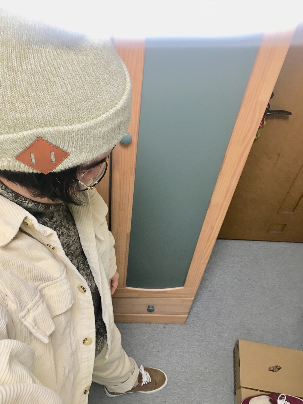「冬コーデ、あったかコーデ、ニット帽、タートルネック、ブラウンニット、コーデュロイ、セットアップ、白パンツ、ファー、スニーカー」｜「Healthknitのアイテム（ニットキャップ/ビーニー、ベージュ系）」を使った、りゅうたさん（メンズ・158cm）の冬コーディネートの1枚目の写真