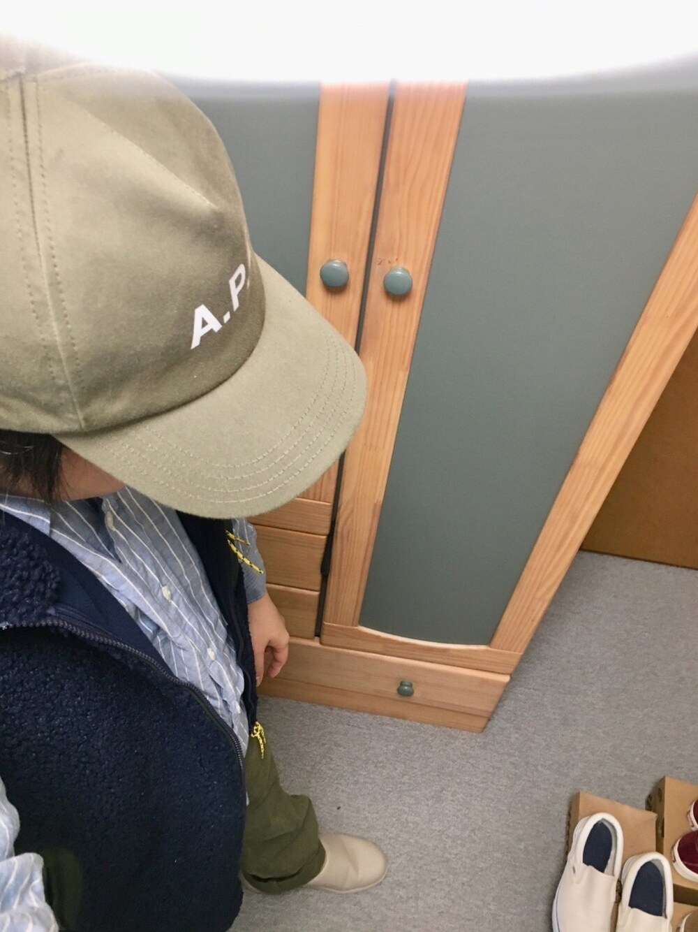 「はるコーデ、アースカラー、キャップ、JW Anderson x UNIQLO、ストライプシャツ、ボアフリース、ベスト、カーキ、デニム、サボ」｜「A.P.C.のCASQUETTE CARHARTT（キャップ、グリーン系）」を使った、りゅうたさん（メンズ・158cm）の冬コーディネートの1枚目の写真