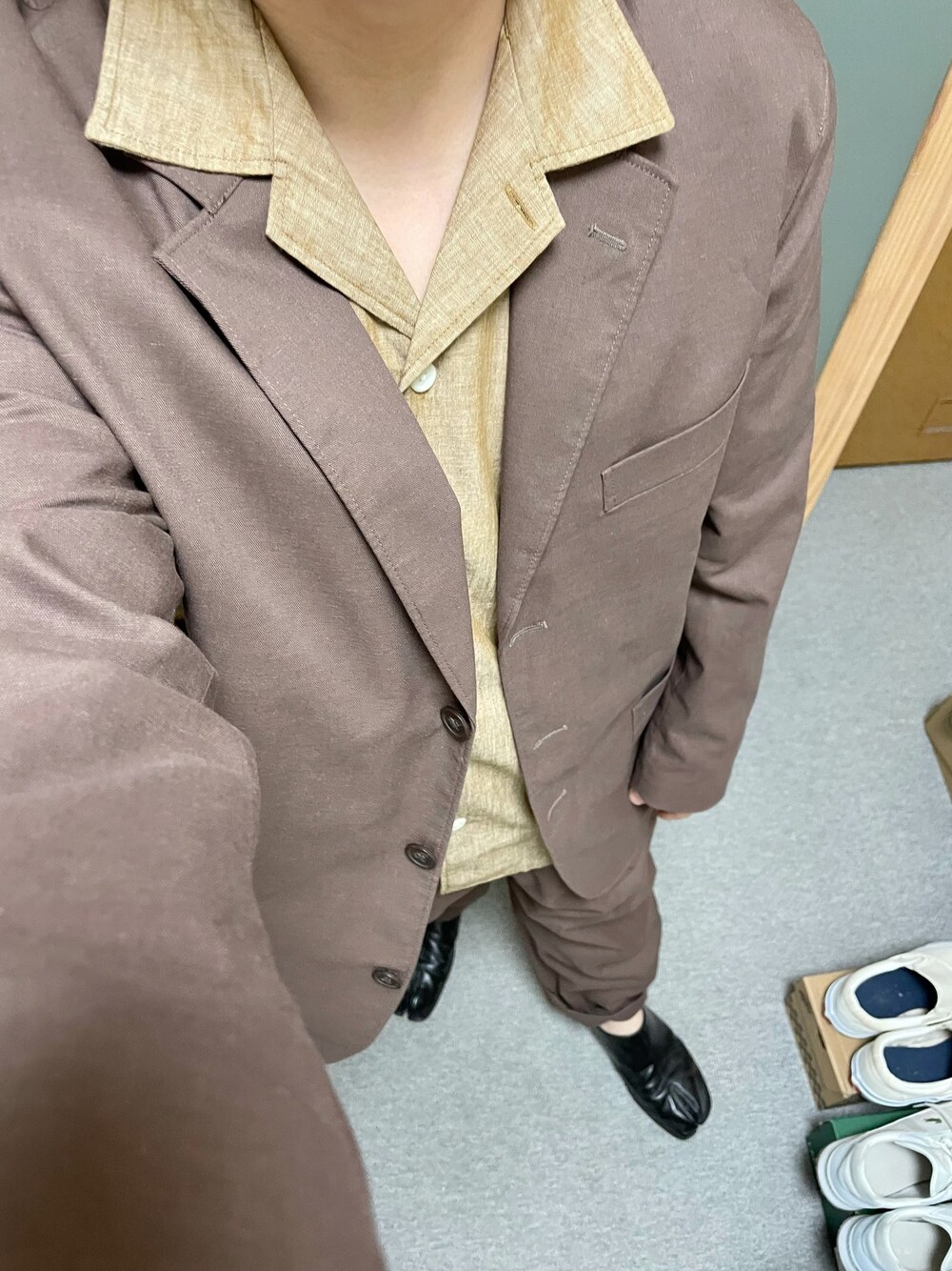 「春コーデ、シンプルコーデ、大人カジュアル、リラックススタイル、オーバーサイズ、オープンカラーシャツ、UNIQLO U、セットアップ、Maison Margiela、足袋」｜「UNIQLOのUNIQLO ×JW  Anderson シャンブレーオーバーサイズワークシャツ（シャツ/ブラウス、ブラウン系）」を使った、りゅうたさん（メンズ・158cm）の春コーディネートの1枚目の写真