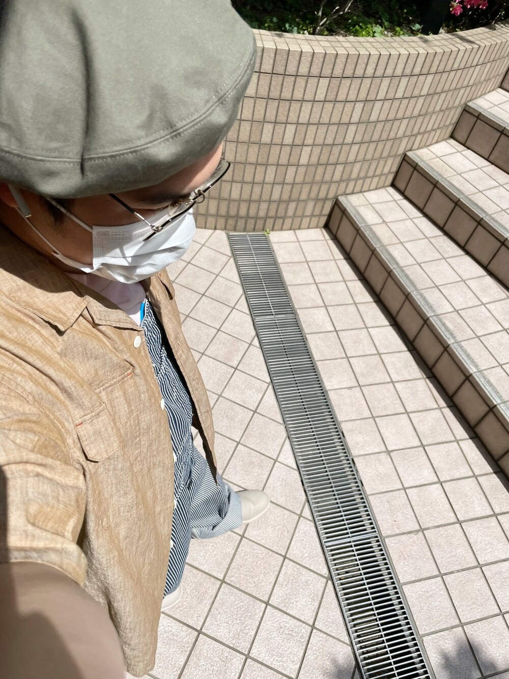 サロペット/オーバーオールを使った「ピンクTシャツ」の人気