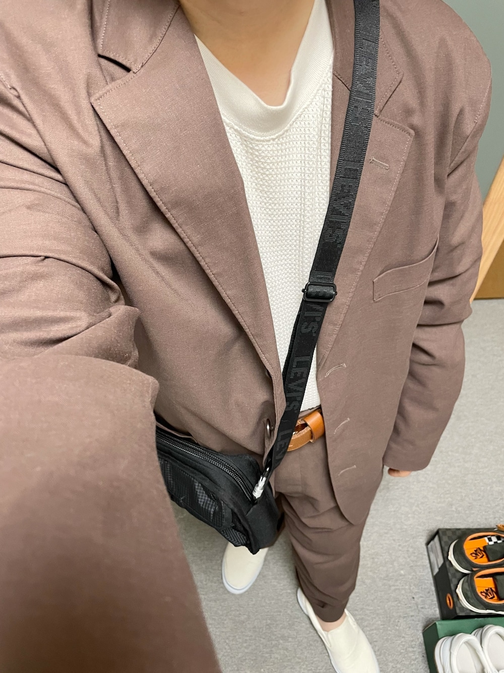 「春コーデ、休日スタイル、シンプルコーデ、大人コーデ、タックイン、ビッグシルエット、ワッフル、セットアップ、スリッポン、サコッシュ」｜「BACK NUMBERの【BACK NUMBER】ビッグワッフルロンＴ（Tシャツ/カットソー、ホワイト系）」を使った、りゅうたさん（メンズ・158cm）の春コーディネートの1枚目の写真