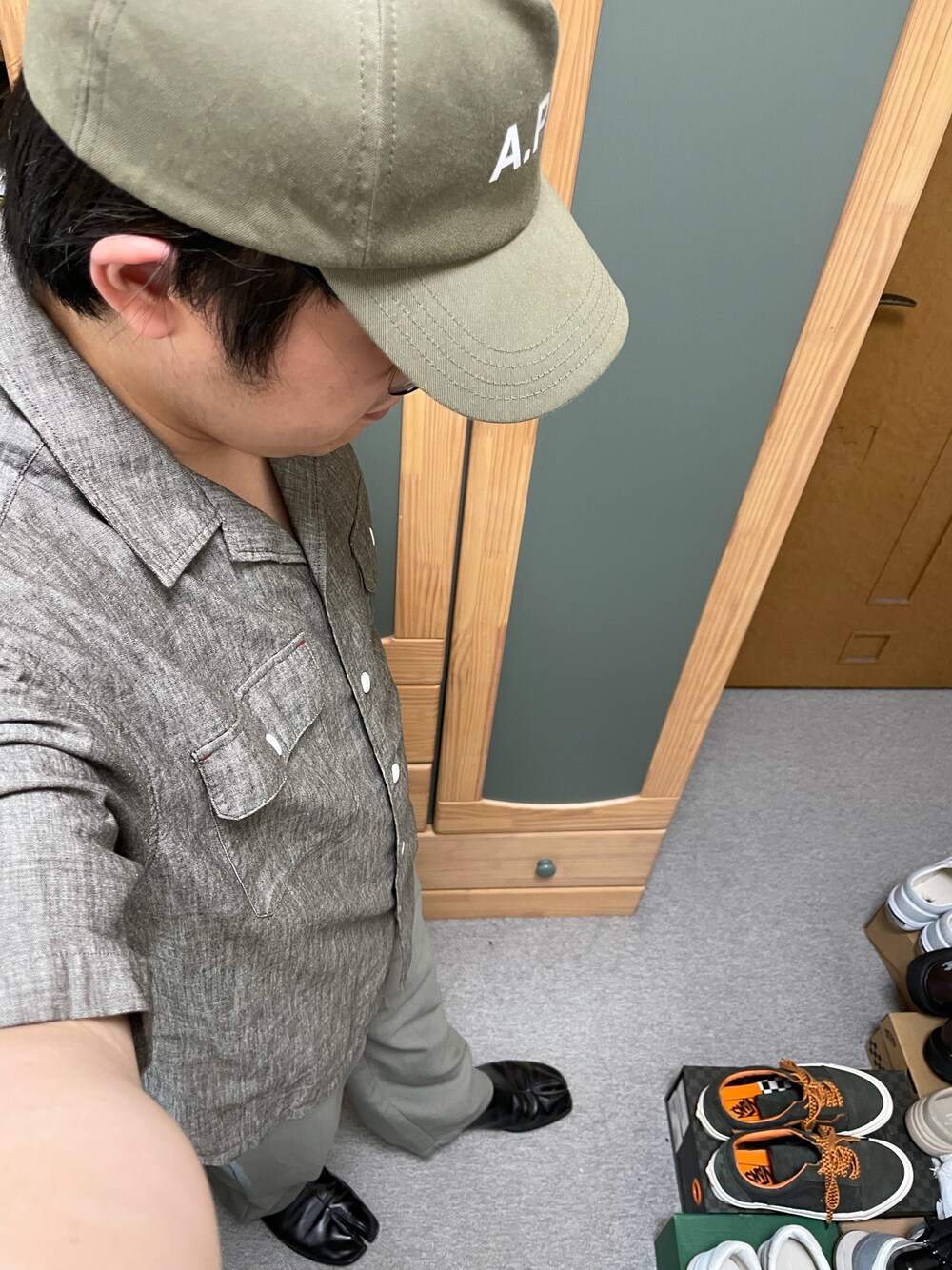 「夏コーデ、大人コーデ、シンプル、オトナカジュアル、キャップ、オーバーサイズ、オープンカラーシャツ、スラックス、革靴、足袋」｜「A.P.C.のCASQUETTE CARHARTT（キャップ、グリーン系）」を使った、りゅうたさん（メンズ・158cm）の春コーディネートの1枚目の写真
