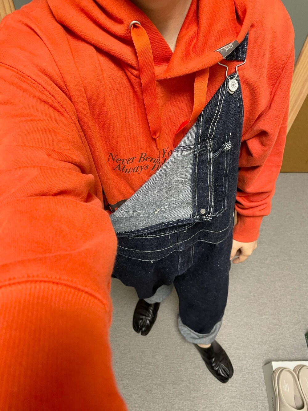 「春コーデ、大人カジュアル、ビタミンカラー、ビッグシルエット、オレンジ、パーカー、オーバーオール、デニム、Maison Margiela、足袋」｜「GUのアイテム（パーカー、オレンジ系）」を使った、りゅうたさん（メンズ・158cm）の春コーディネートの1枚目の写真