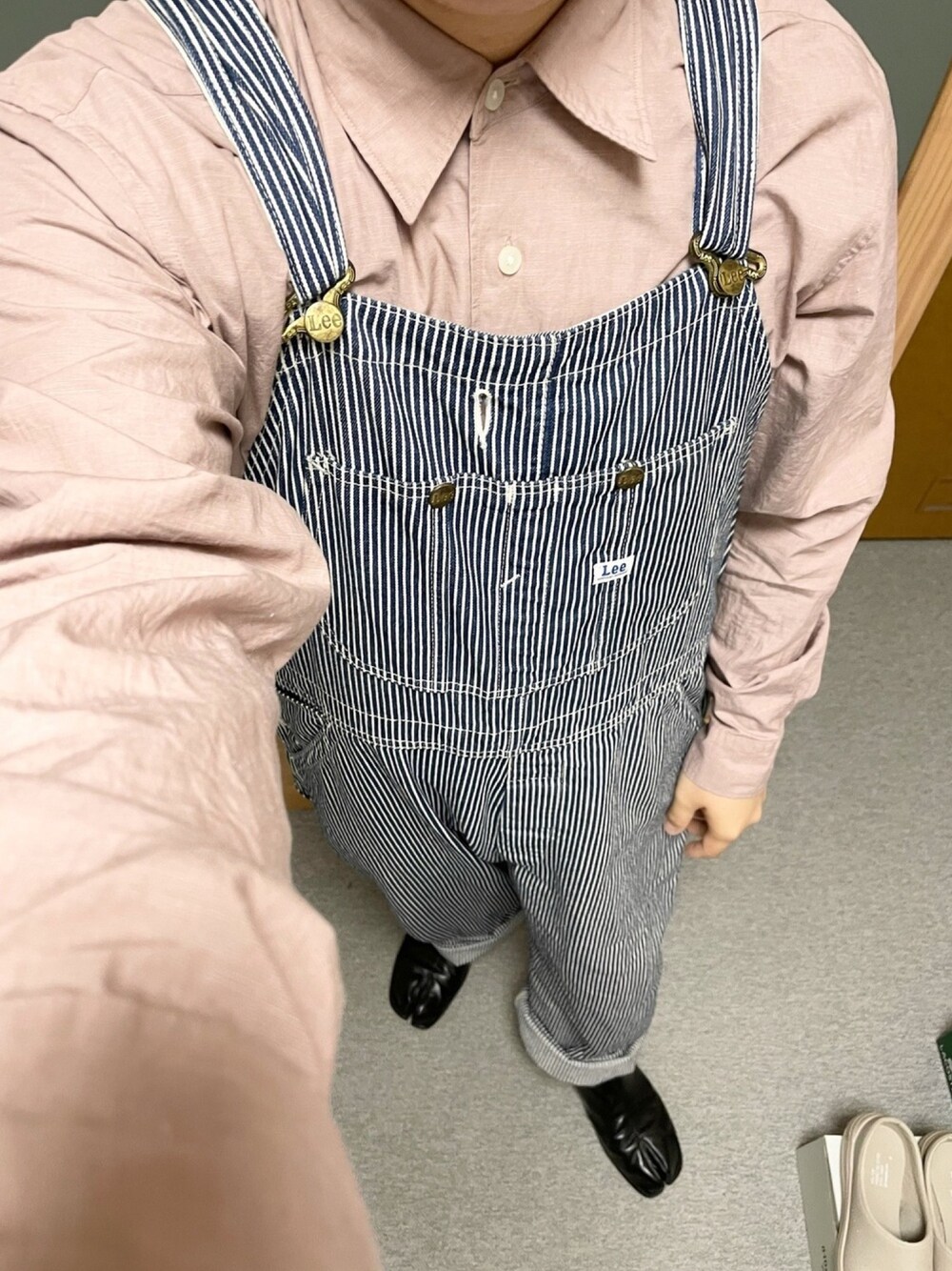 「春コーデ、シンプル、カジュアル、オトナカジュアル、ピンクシャツ、オーバーオール、ストライプ、Maison Margiela、足袋」｜「UNIQLOのUNIQLO U リラックスフィットシャツ（シャツ/ブラウス、ピンク系）」を使った、りゅうたさん（メンズ・158cm）の春コーディネートの1枚目の写真