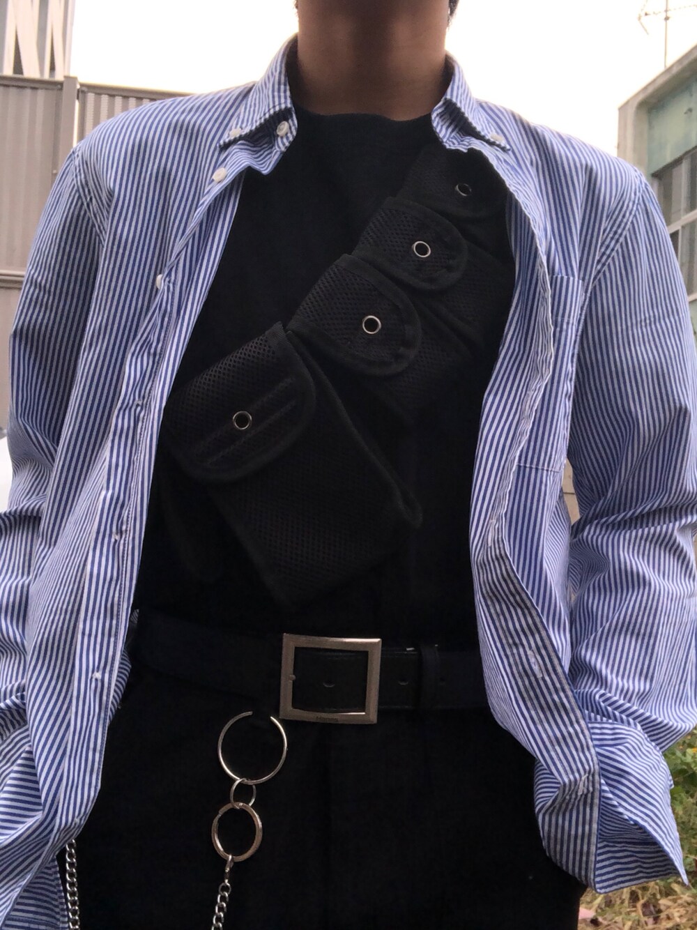 ブラック系のショルダーバッグ、ブラック系のその他パンツ、ブルー系のシャツ/ブラウスを着用したメンズの秋コーディネートの1枚目の写真