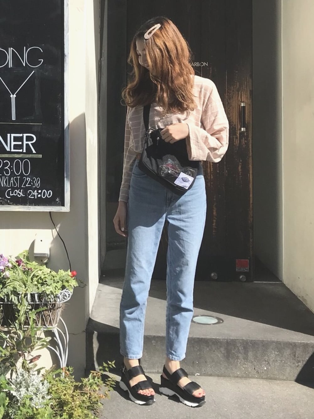 「LEE、LEEコラボデニム、Ehyphenworldgallery、テーパードパンツ、テーパードデニム、カジュアルコーデ、パンツスタイル、ボーダー、Dickies、オトナカジュアル」｜「Leeの【別注】Lee HIGH WAIST TAPERED（デニムパンツ、ブルー系）」を使った、mikaさん（レディース・165cm）の夏コーディネートの1枚目の写真