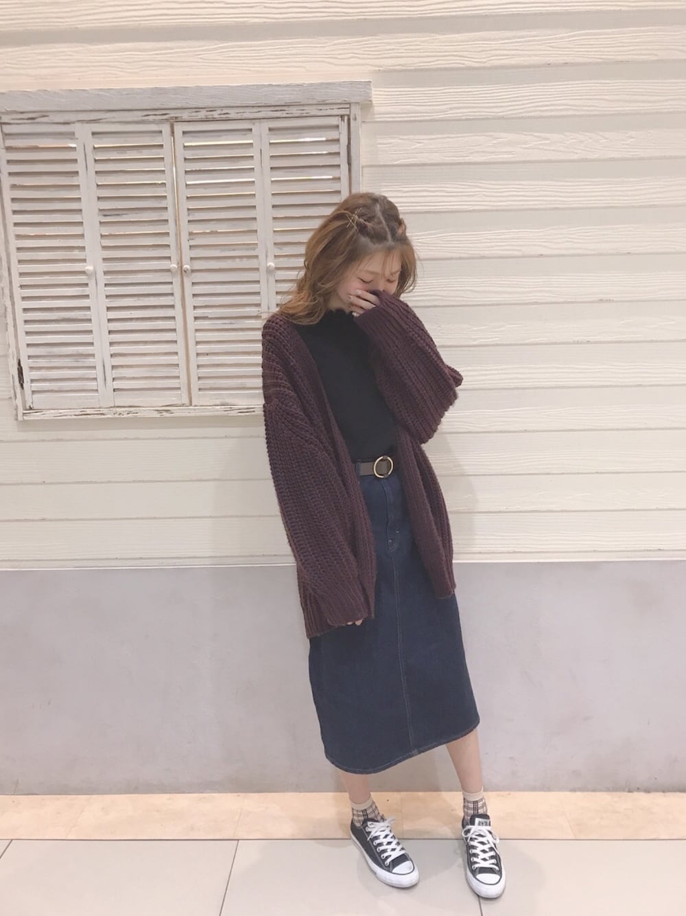 「プチプラ、シンプルコーデ、秋冬コーデ、おしゃれさんと繋がりたい、カーディガン、ニットカーディガン、ニット、オーバーサイズ、earth music&ecology、converse」｜「earth music&ecologyの・ざっくりミドル丈畦ニットカーディガン ●（カーディガン/ボレロ、レッド系）」を使った、mikaさん（レディース・165cm）の秋コーディネートの1枚目の写真
