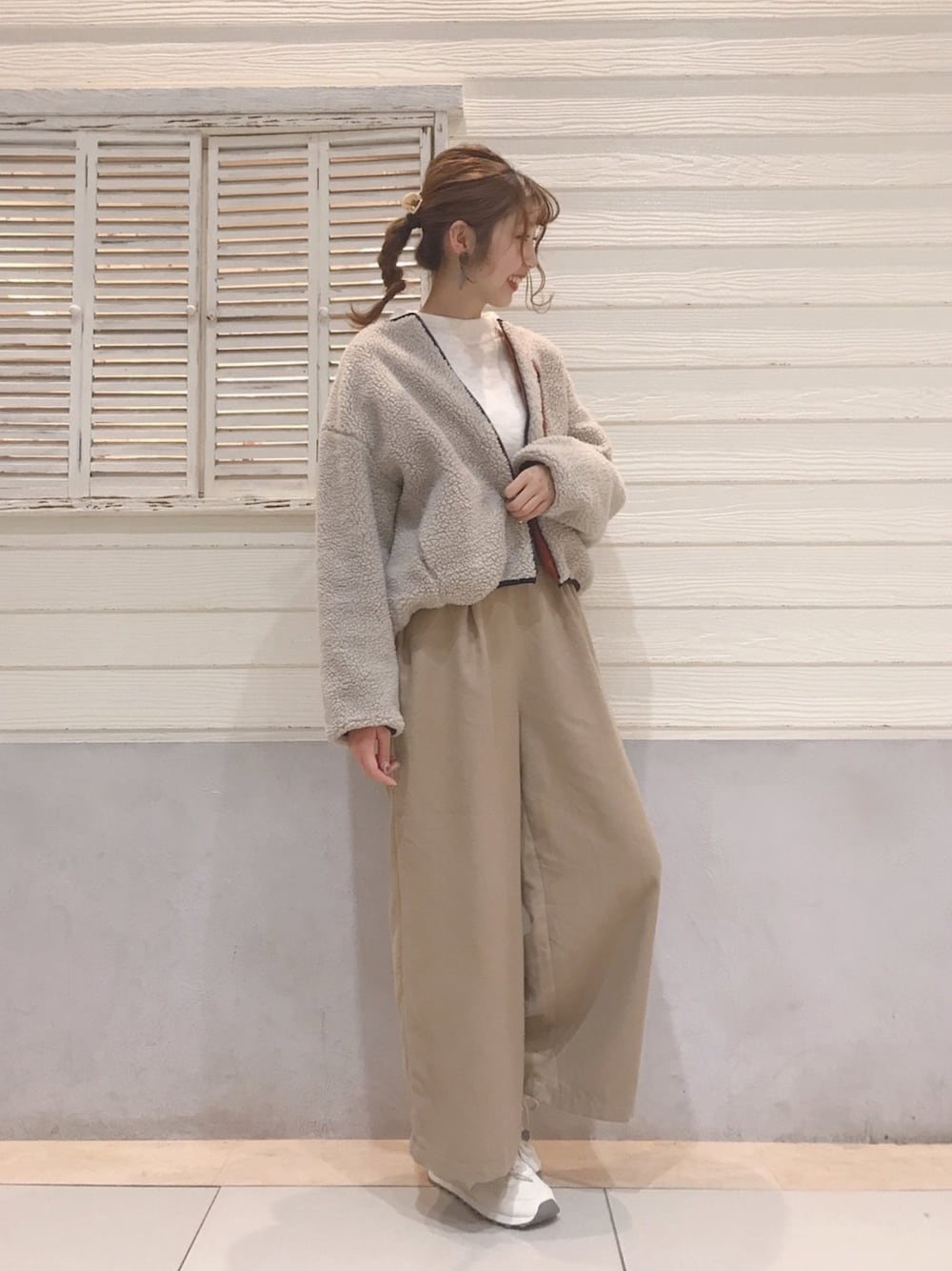 「ストリート服が好き、ゆるコーデ、ワントーンコーデ、ベージュコーデ、ボアジャケット、ボアブルゾン、スニーカー、おしゃれさんと繋がりたい、earth music&ecology、New Balance」｜「earth music&ecologyの・スポーティーボアブルゾン ●（その他アウター、ベージュ系）」を使った、mikaさん（レディース・165cm）の秋コーディネートの1枚目の写真