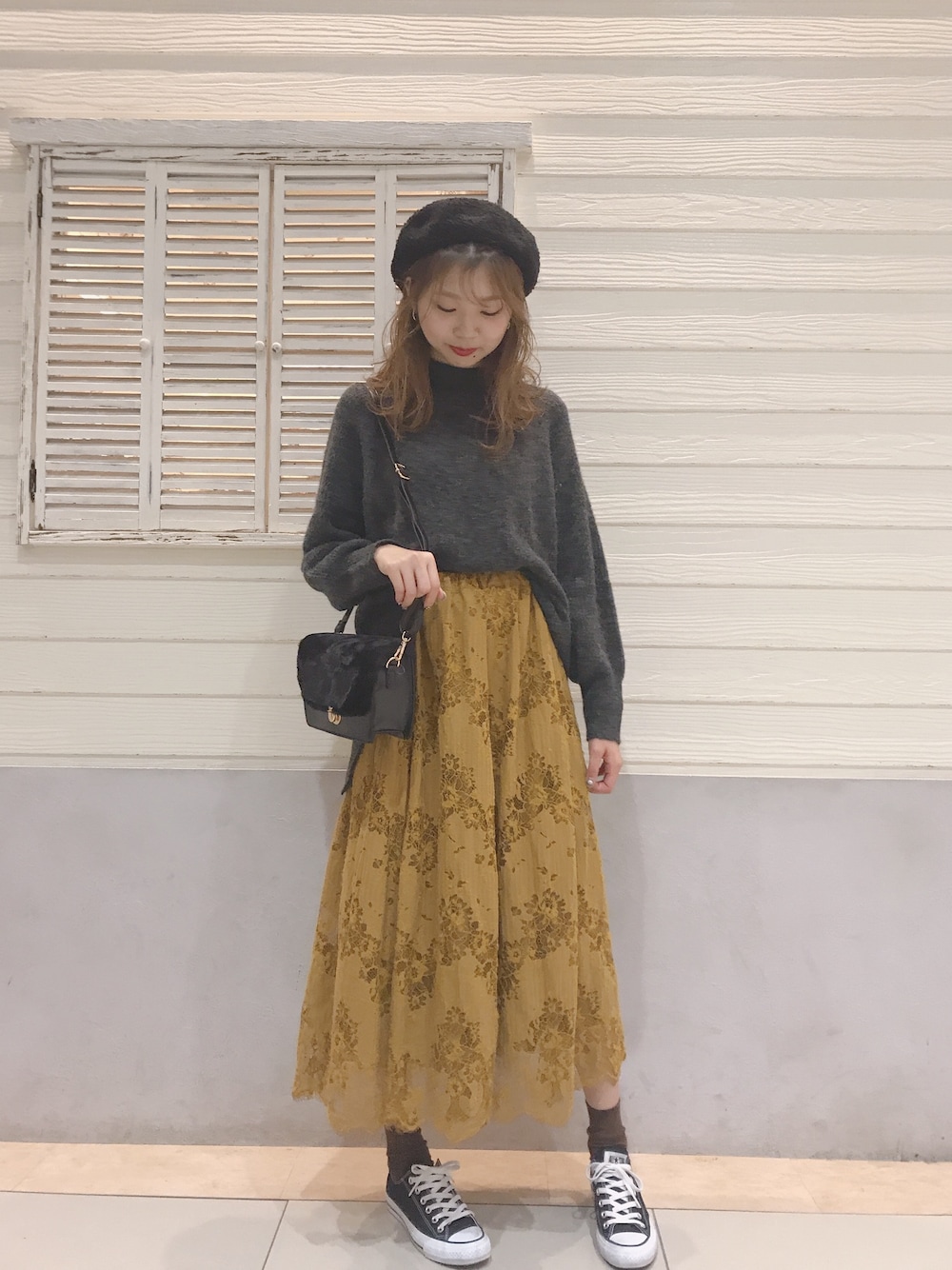 「秋冬、きれいめカジュアル、ベレー帽、レーススカート、ニット、チュニック、スニーカー、outfit、converse、earth music&ecology」｜「earth music&ecologyのブークレベレー●（ハット、ブラック系）」を使った、mikaさん（レディース・165cm）の秋コーディネートの1枚目の写真