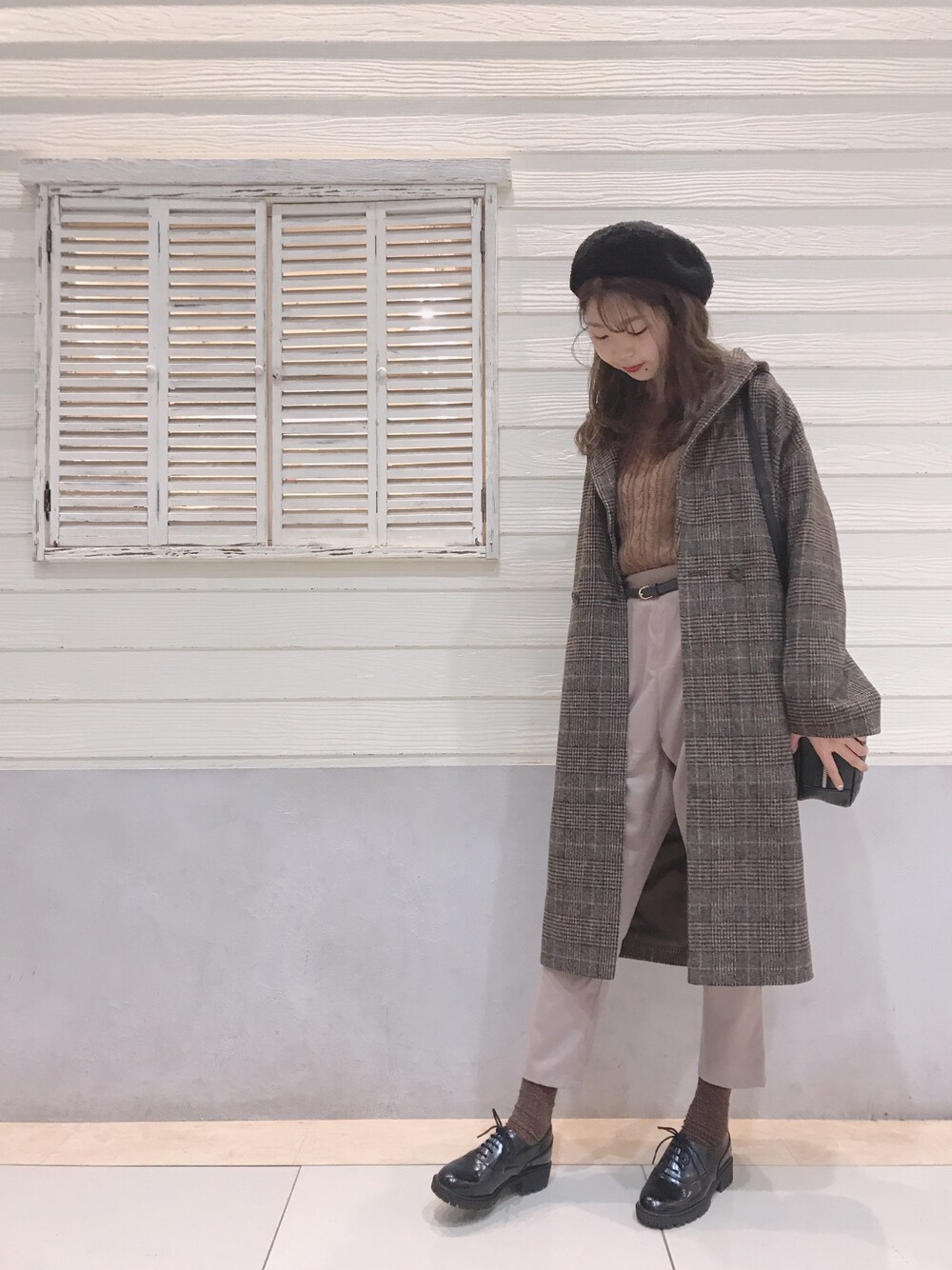 「秋冬コーデ、ニット、ケーブルニット、テーパードパンツ、チェック、チェスターコート、マニッシュシューズ、お洒落さんとつながりたい、ORiental TRaffic(ORiental TRaffic)、earth music&ecology」｜「earth music&ecologyのブークレベレー●（ハット、ブラック系）」を使った、mikaさん（レディース・165cm）の秋コーディネートの1枚目の写真