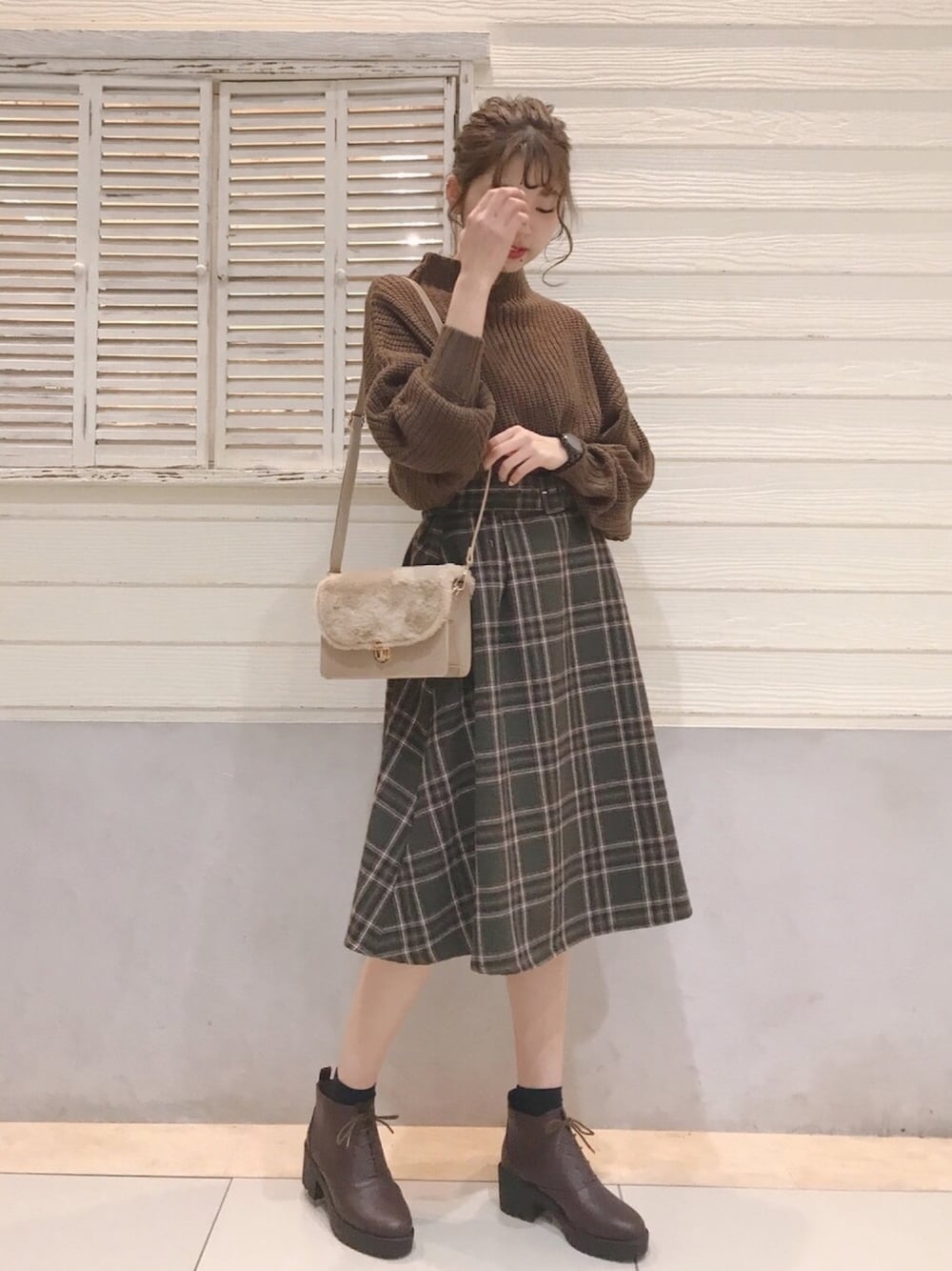 「ニット、畦編み、チェック、チェックスカート、ブラウン、ファー小物、秋冬コーデ、ブラウンコーデ、earth music&ecology、ORiental TRaffic(ORiental TRaffic)」｜「earth music&ecologyの・畦編みボトルネックニットプルオーバー(3ゲージ) ●（ニット/セーター、イエロー系）」を使った、mikaさん（レディース・165cm）の秋コーディネートの1枚目の写真