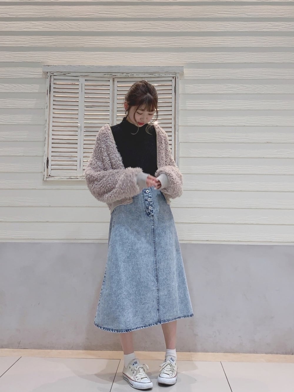 「スタッフセンバツ、カジュアルコーデ、プチプラ、ボアジャケット、ブルゾン、ニット、スカート、デニム、earth music&ecology、converse」｜「earth music&ecologyの・12colハイネックニットプルオーバー ●（ニット/セーター、ブラック系）」を使った、mikaさん（レディース・165cm）の冬コーディネートの1枚目の写真