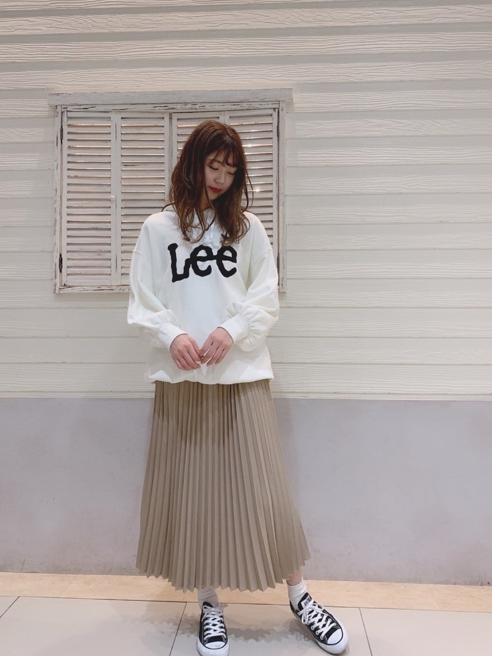 「大人カジュアル、シンプルコーデ、ラクチンコーデ、パーカー、プリーツスカート、ベージュ、ホワイト、白パーカー、LEE、earth music&ecology」｜「CONVERSEのCONVERSE ALL STAR OX(BLACK)（スニーカー、ブラック系）」を使った、mikaさん（レディース・165cm）の冬コーディネートの1枚目の写真