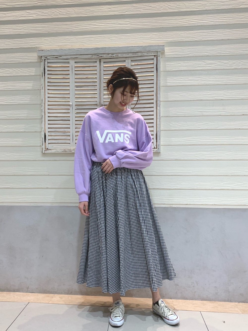 「カジュアルコーデ、春コーデ、パステルカラー、スタッフセンバツ、ギンガムチェック、スウェット、ロングスカート、earth music&ecology、converse、VANS」｜「VANSの【VANS×earth】 スウェットプルオーバー ○（スウェット、パープル系）」を使った、mikaさん（レディース・165cm）の冬コーディネートの1枚目の写真