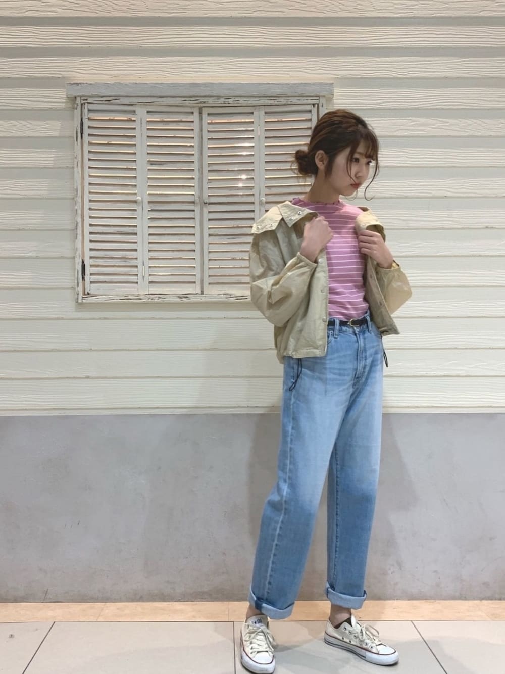 「ラベンダー、スタッフセンバツ、パステルカラー、パンツスタイル、デニム、ボーダー、スポーツミックス、ブルゾン、マウンテンパーカー、earth music&ecology」｜「earth music&ecologyのスポーツブルゾン（ブルゾン、ベージュ系）」を使った、mikaさん（レディース・165cm）の冬コーディネートの1枚目の写真