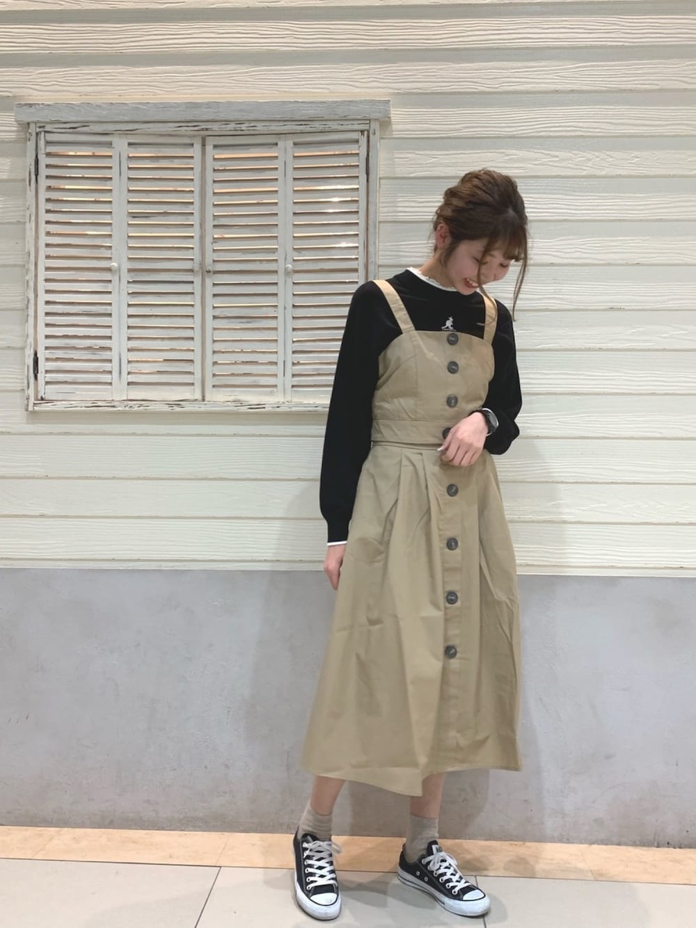 「ガーリー、ベージュ、ベージュコーデ、カジュアルコーデ、ロングスカート、春コーデ、ブラック、converse、KANGOL、earth music&ecology」｜「KANGOLの【KANGOL×earth】 バイカラーニットプルオーバー ●（ニット/セーター、ブラック系）」を使った、mikaさん（レディース・165cm）の冬コーディネートの1枚目の写真