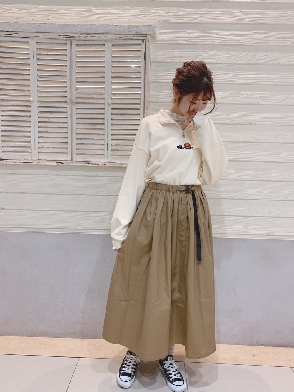 「earth music&ecology、ellesse、カジュアル、フレアスカート、ガチャベルト、ベージュ、ワントーンコーデ、ガーリー、スポーツミックス、レース」｜「earth music&ecologyの・ベルト付きカラースカート ●（スカート、ブラウン系）」を使った、mikaさん（レディース・165cm）の冬コーディネートの1枚目の写真