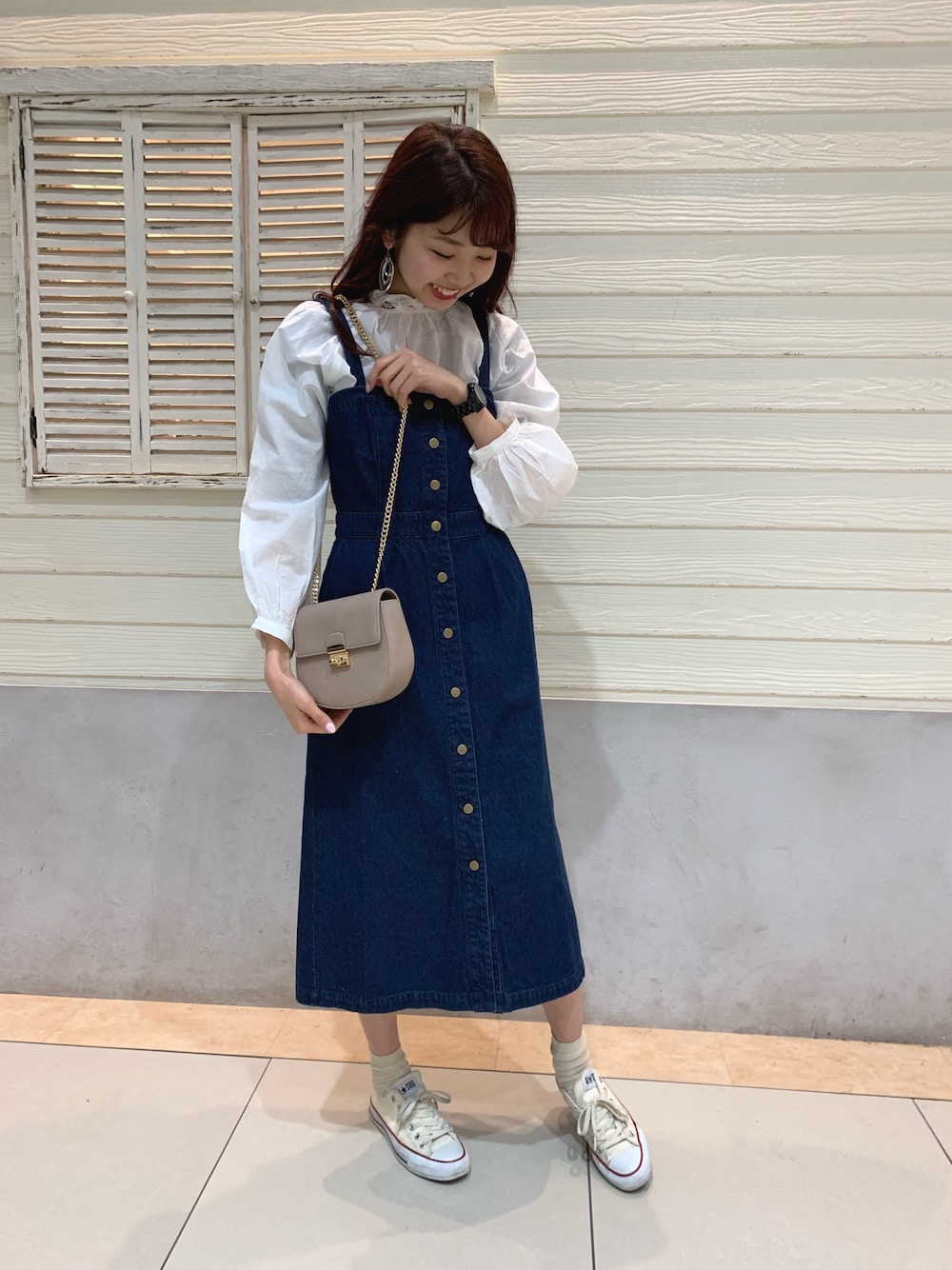「カジュアルコーデ、ジャンスカ、デニム、スカート、シンプル、プチプラコーデ、ショルダーバッグ、春、earth music&ecology、converse」｜「earth music&ecologyの・バテンレースギャザーブラウス ●（シャツ/ブラウス、ホワイト系）」を使った、mikaさん（レディース・165cm）の春コーディネートの1枚目の写真