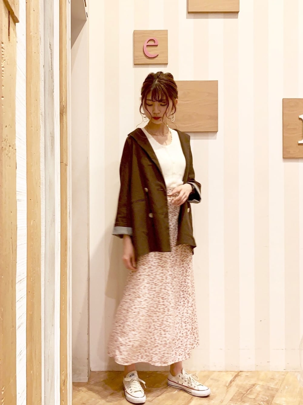 「カジュアル、ジャケット、花柄、スカート、花柄スカート、オトナ女子、今日のコーデ、ロングスカート、平成最後のWEARISTAセンバツ、earth music&ecology」｜「earth music&ecologyの【広瀬すず×earth】リネン混Bigジャケット（テーラードジャケット、ブラウン系）」を使った、mikaさん（レディース・165cm）の春コーディネートの1枚目の写真
