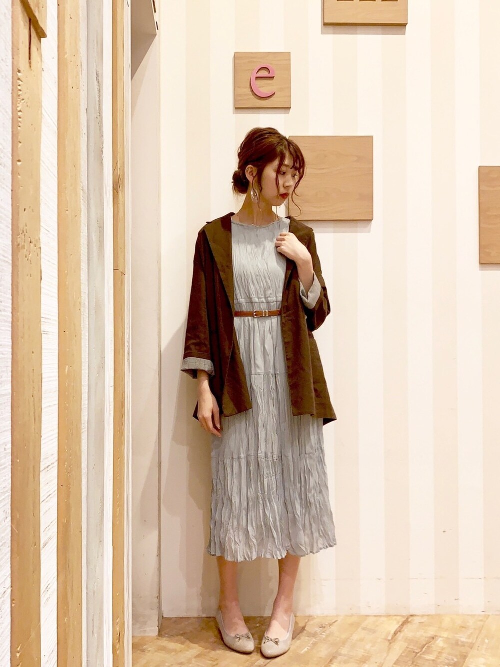 「ワンピース、ワンピースコーデ、ジャケット、オーバーサイズ、グリーン、オトナ女子、夏コーデ、春夏コーデ、earth music&ecology、ORiental TRaffic(ORiental TRaffic)」｜「earth music&ecologyの【広瀬すず×earth】リネン混Bigジャケット（テーラードジャケット、ブラウン系）」を使った、mikaさん（レディース・165cm）の春コーディネートの1枚目の写真