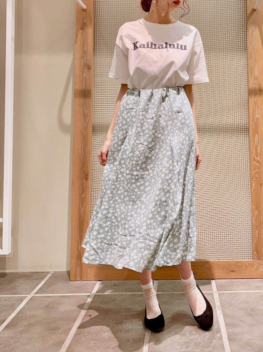 「大人カジュアル、夏コーデ、オトナ女子、Tシャツ、白Tシャツ、ロゴT、花柄、花柄スカート、バレエシューズ、earth music&ecology」｜「earth music&ecologyの・KaihaluluオーガニックコットンBigTシャツ（Tシャツ/カットソー、ホワイト系）」を使った、mikaさん（レディース・165cm）の春コーディネートの1枚目の写真