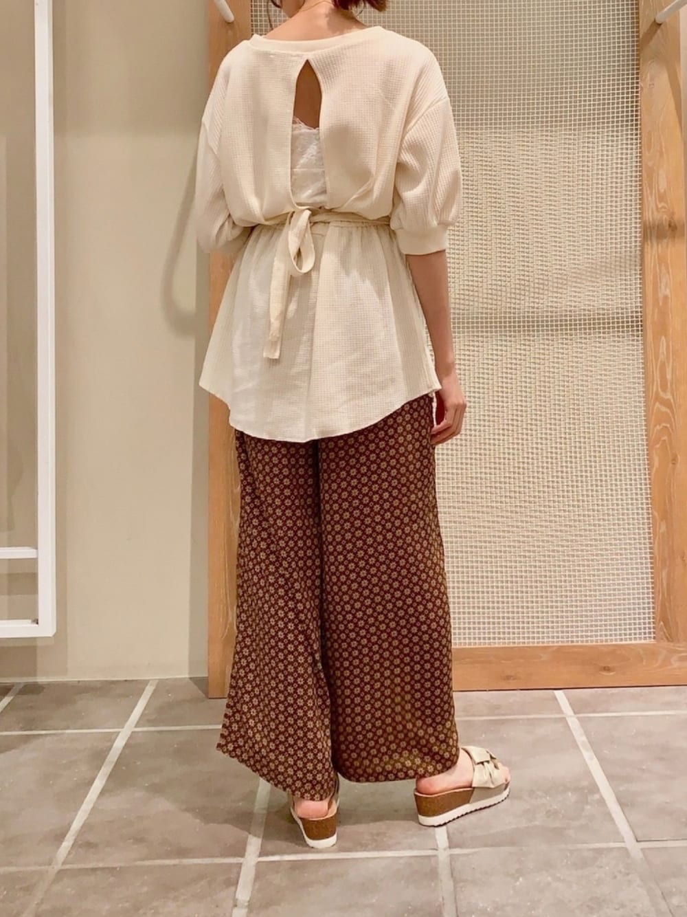「シンプルコーデ、オトナカジュアル、ラフスタイル、パンツスタイル、リラックススタイル、ワッフル、カシュクール、チュニック、サンダル、earth music&ecology」｜「earth music&ecologyの小紋柄ギャザーワイドパンツ（その他パンツ、イエロー系）」を使った、mikaさん（レディース・165cm）の夏コーディネートの1枚目の写真