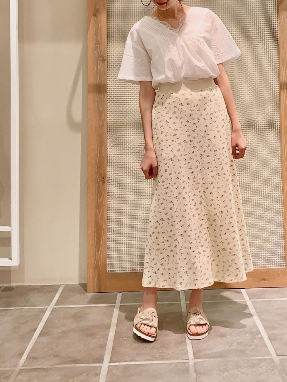 「ブラウス、ワッフル、花柄、花柄スカート、レース、シンプルコーデ、ガーリー、休日スタイル、サンダル、earth music&ecology」｜「earth music&ecologyのピンタックレースブラウス（シャツ/ブラウス、ホワイト系）」を使った、mikaさん（レディース・165cm）の夏コーディネートの1枚目の写真