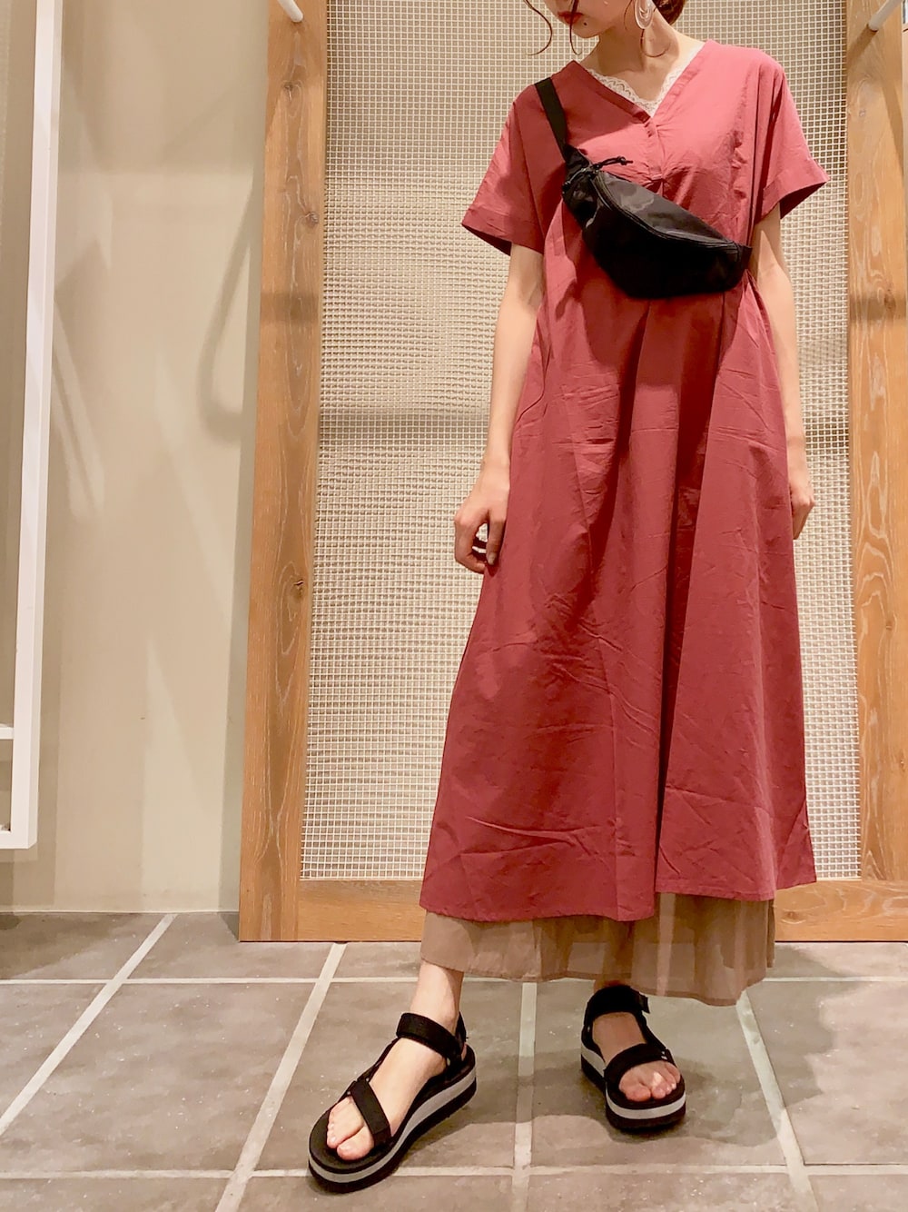 「カジュアルコーデ、シンプルコーデ、楽チンコーデ、レイヤードスタイル、ワンピース、スカート、ピンク、サンダル、teva、earth music&ecology」｜「earth music&ecologyのヒヨクヘンリープルオーバーワンピース ●（ワンピース、ピンク系）」を使った、mikaさん（レディース・165cm）の夏コーディネートの1枚目の写真