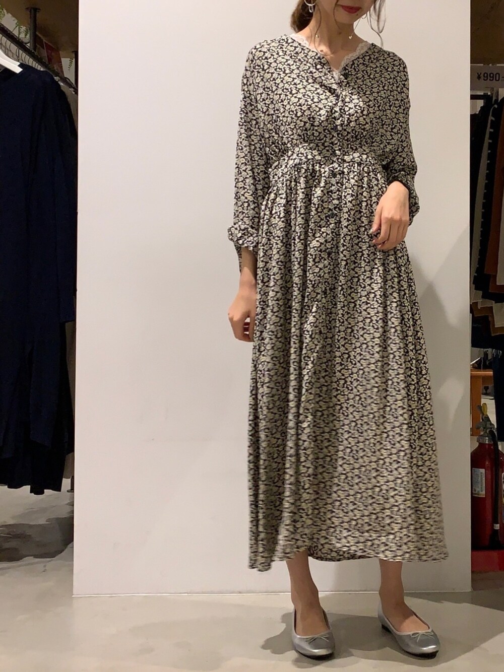 「大人カジュアル、ワンピース、バレエシューズ、きれいめカジュアル、ロングワンピース、シンプル、プチプラコーデ、秋のコーデ、秋、AMERICAN HOLIC」｜「AMERICAN HOLICのフロントボタンギャザーマキシワンピース（ワンピース、その他）」を使った、mikaさん（レディース・165cm）の夏コーディネートの1枚目の写真