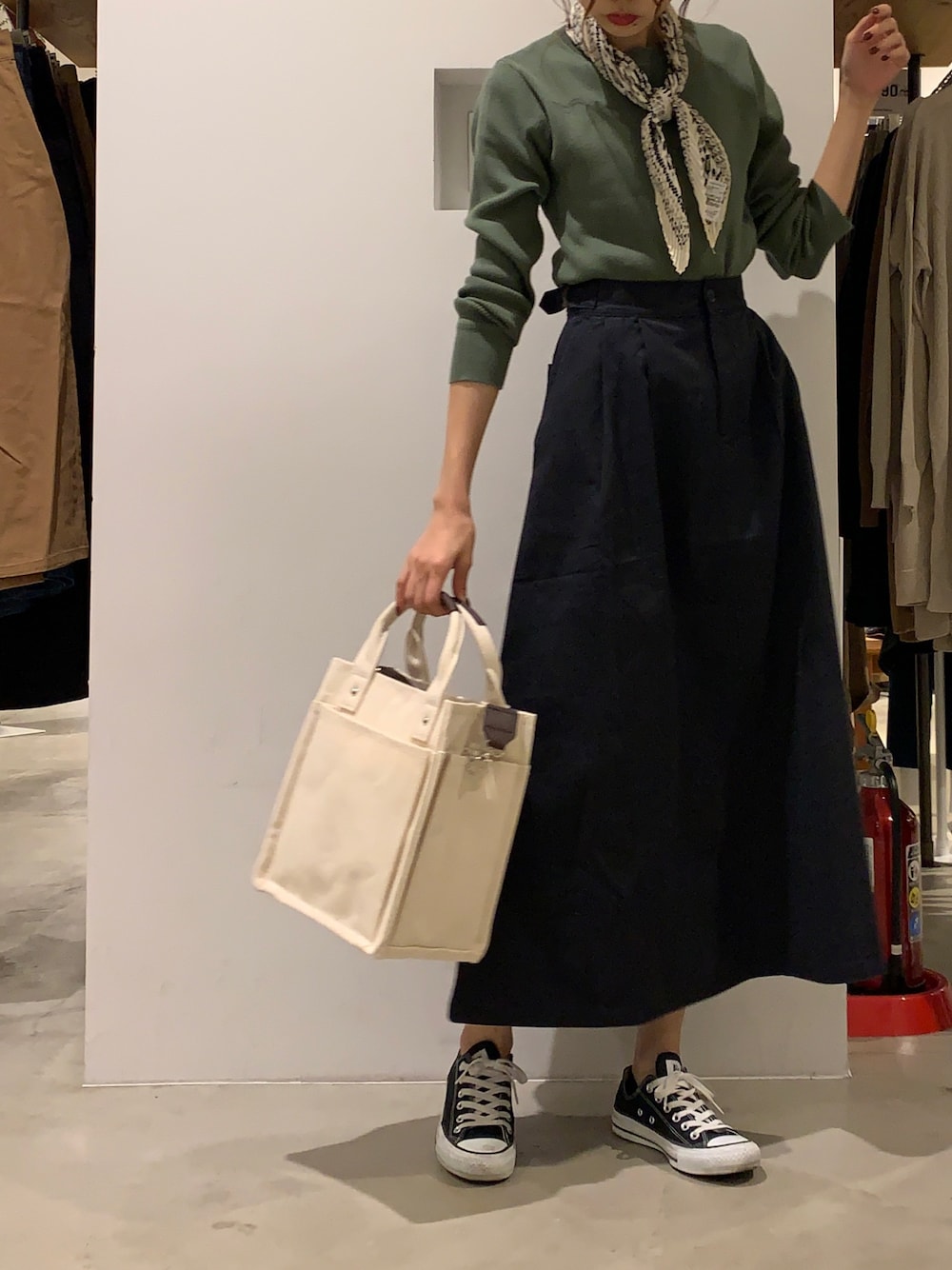 「大人トレンドカジュアル、秋のコーデ、スニーカー、オトナ女子、スカーフ、レオパード、フレアスカート、スカート、converse、AMERICAN HOLIC」｜「AMERICAN HOLICのクルーネックリブニットプルオーバー（ニット/セーター、グリーン系）」を使った、mikaさん（レディース・165cm）の秋コーディネートの1枚目の写真