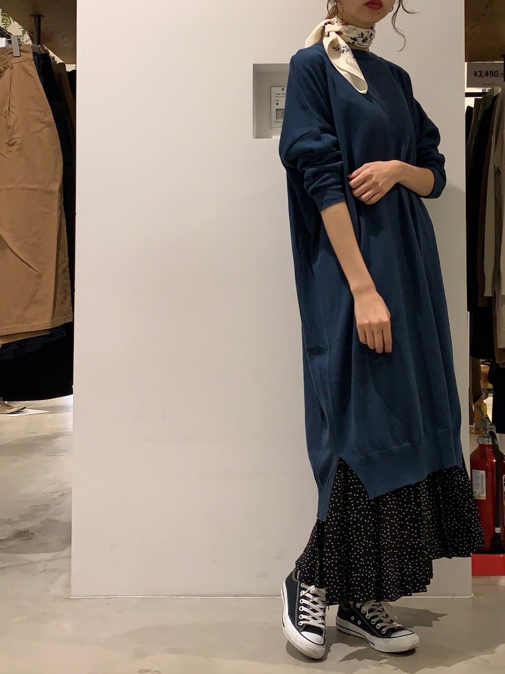 「大人トレンドカジュアル、スカート、ワンピース、レイヤードスタイル、プリーツスカート、ドット、大人カジュアル、ゆるコーデ、秋のコーデ、AMERICAN HOLIC」｜「AMERICAN HOLICの花柄スカーフ（ストール/ショール、レッド系）」を使った、mikaさん（レディース・165cm）の秋コーディネートの1枚目の写真