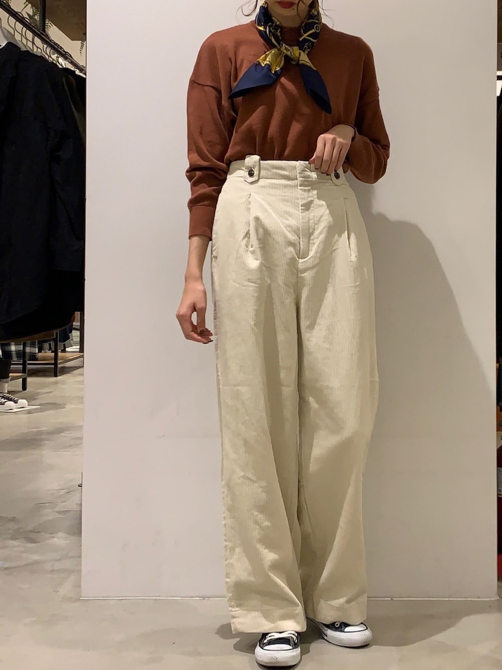 「コーデュロイ、コーデュロイパンツ、パンツスタイル、スカーフ、大人コーデ、プチプラコーデ、秋コーデ、カジュアル、テラコッタ、AMERICAN HOLIC」｜「AMERICAN HOLICの鍵柄スカーフ（ストール/ショール、ブルー系）」を使った、mikaさん（レディース・165cm）の秋コーディネートの1枚目の写真