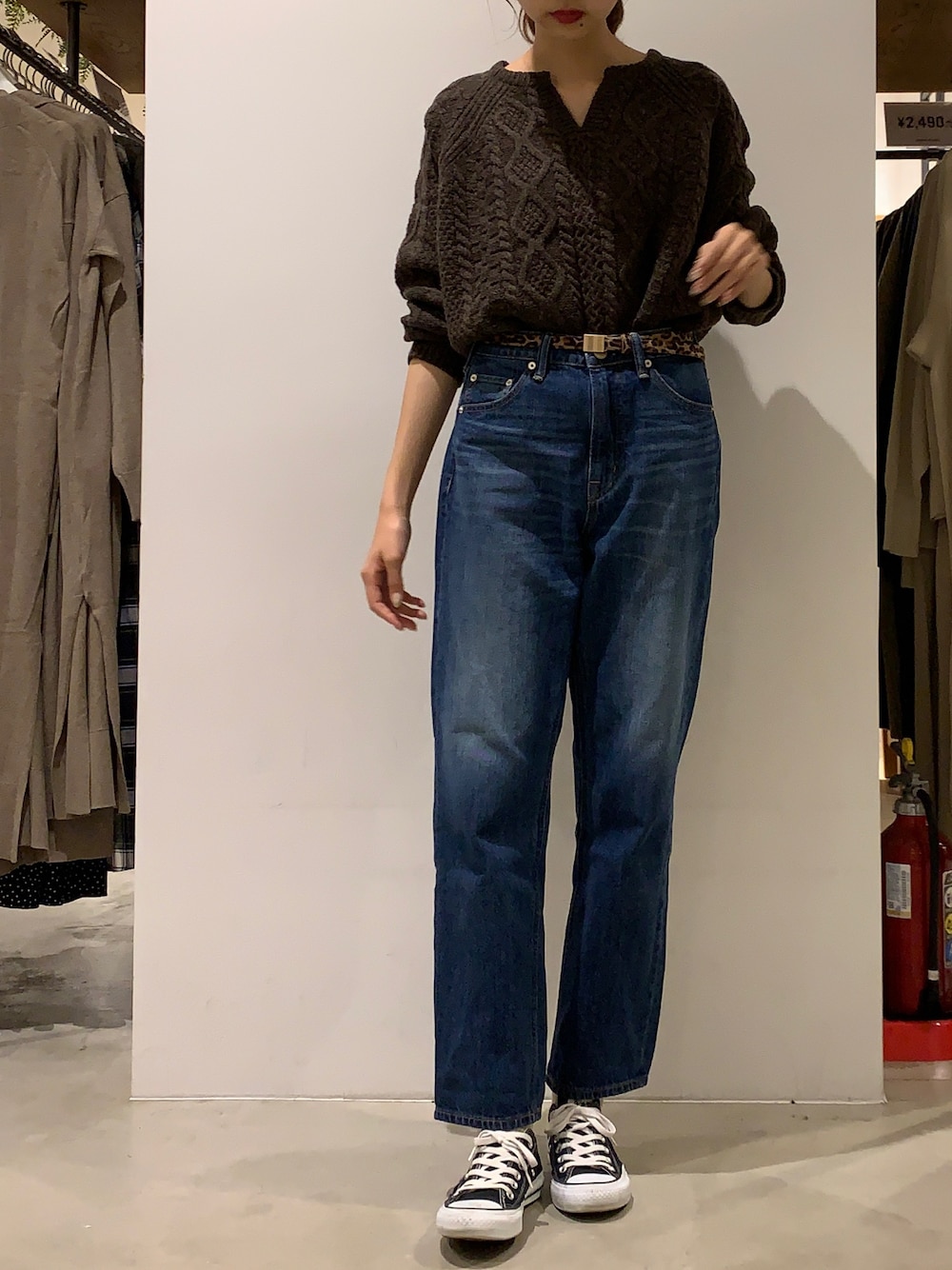 「ニット、converse、スニーカーコーデ、デニムパンツ、パンツスタイル、カジュアルコーデ、ブラウンコーデ、秋冬、秋冬コーデ、アメリカンホリック」｜「AMERICAN HOLICのローゲージキーネックケーブルニットプルオーバー（ニット/セーター、ブラウン系）」を使った、mikaさん（レディース・165cm）の秋コーディネートの1枚目の写真