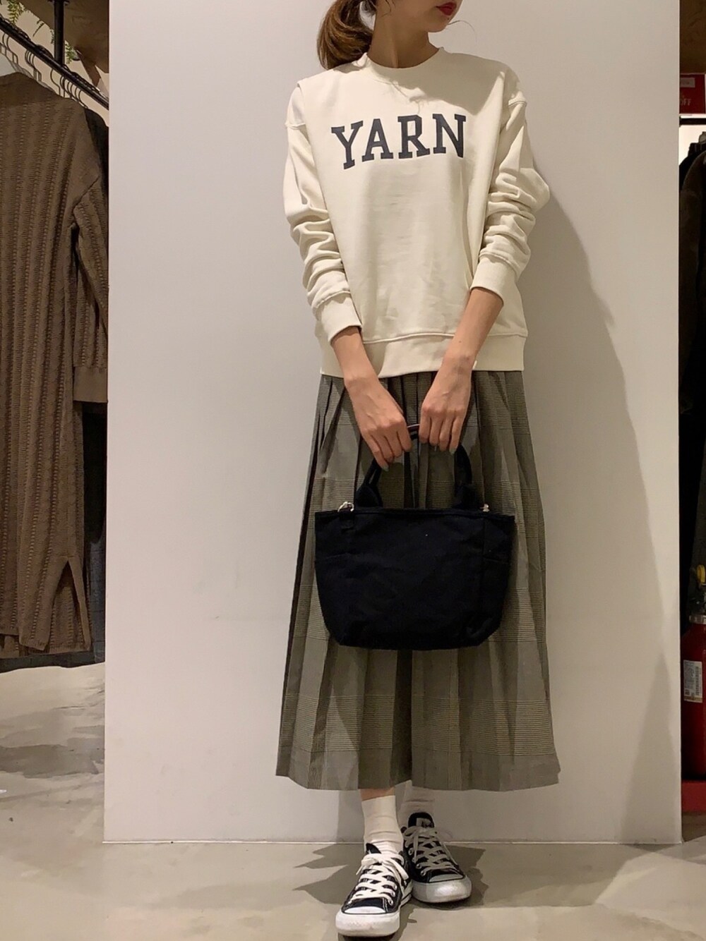 「スウェット、スカート、converse、スニーカーコーデ、チェックスカート、プリーツスカート、グレンチェック、ゆるコーデ、オトナカジュアル、AMERICAN HOLIC」｜「AMERICAN HOLICのロゴBIG裏毛プルオーバー（スウェット、ホワイト系）」を使った、mikaさん（レディース・165cm）の秋コーディネートの1枚目の写真