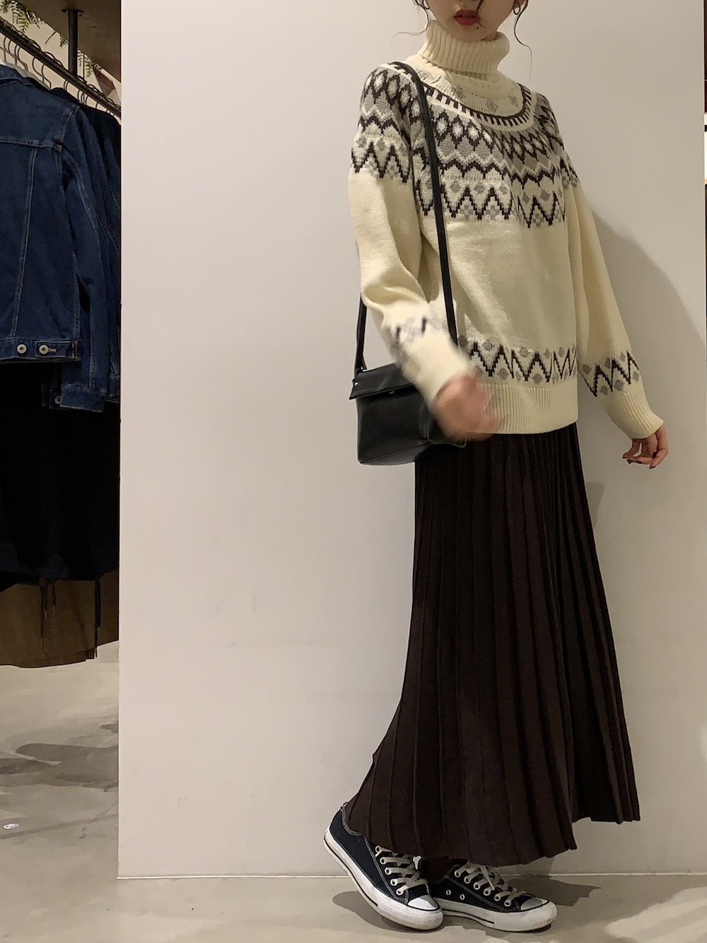 「ニット、スカート、converse、タートルネック、スニーカーコーデ、ニットスカート、タートルネックニット、ゆるコーデ、オトナカジュアル、AMERICAN HOLIC」｜「AMERICAN HOLICの求心柄ニットラグランプルオーバー（ニット/セーター、ホワイト系）」を使った、mikaさん（レディース・165cm）の冬コーディネートの1枚目の写真