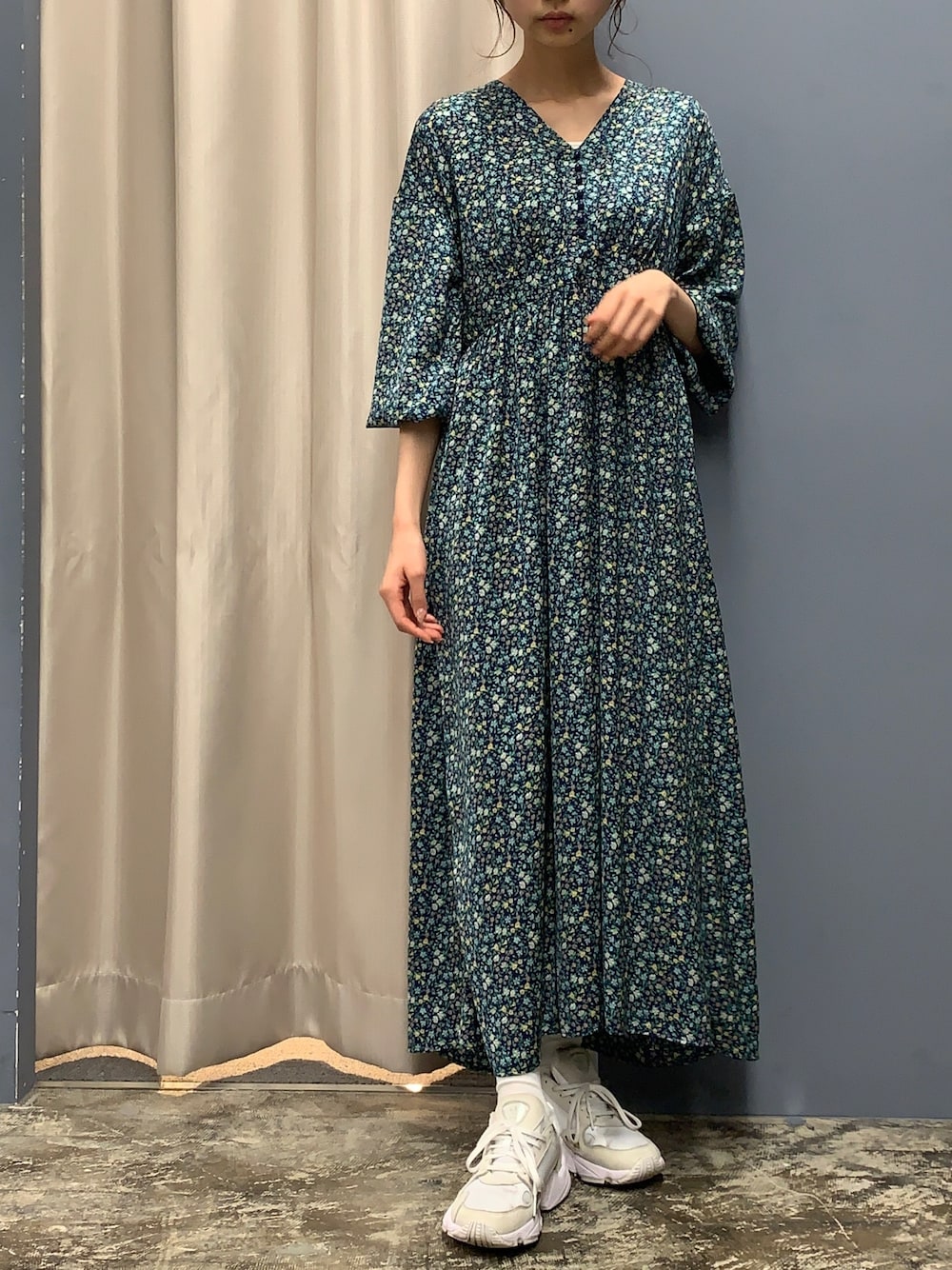 「ワンピース、シンプル、花柄、adidas、ロングワンピース、花柄ワンピース、ラフコーデ、ワンピース×スニーカー、AMERICAN HOLIC、おうちファッション」｜「AMERICAN HOLICのウエスト切り替えVネックマキシワンピース（ワンピース、ブルー系）」を使った、mikaさん（レディース・165cm）の春コーディネートの1枚目の写真