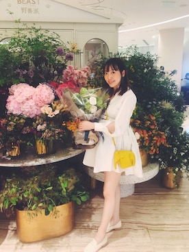 「LOEWE（ロエベ）のアイテム（ショルダーバッグ、イエロー系）」を使った、Amigo Yangさん（レディース）の夏コーディネート